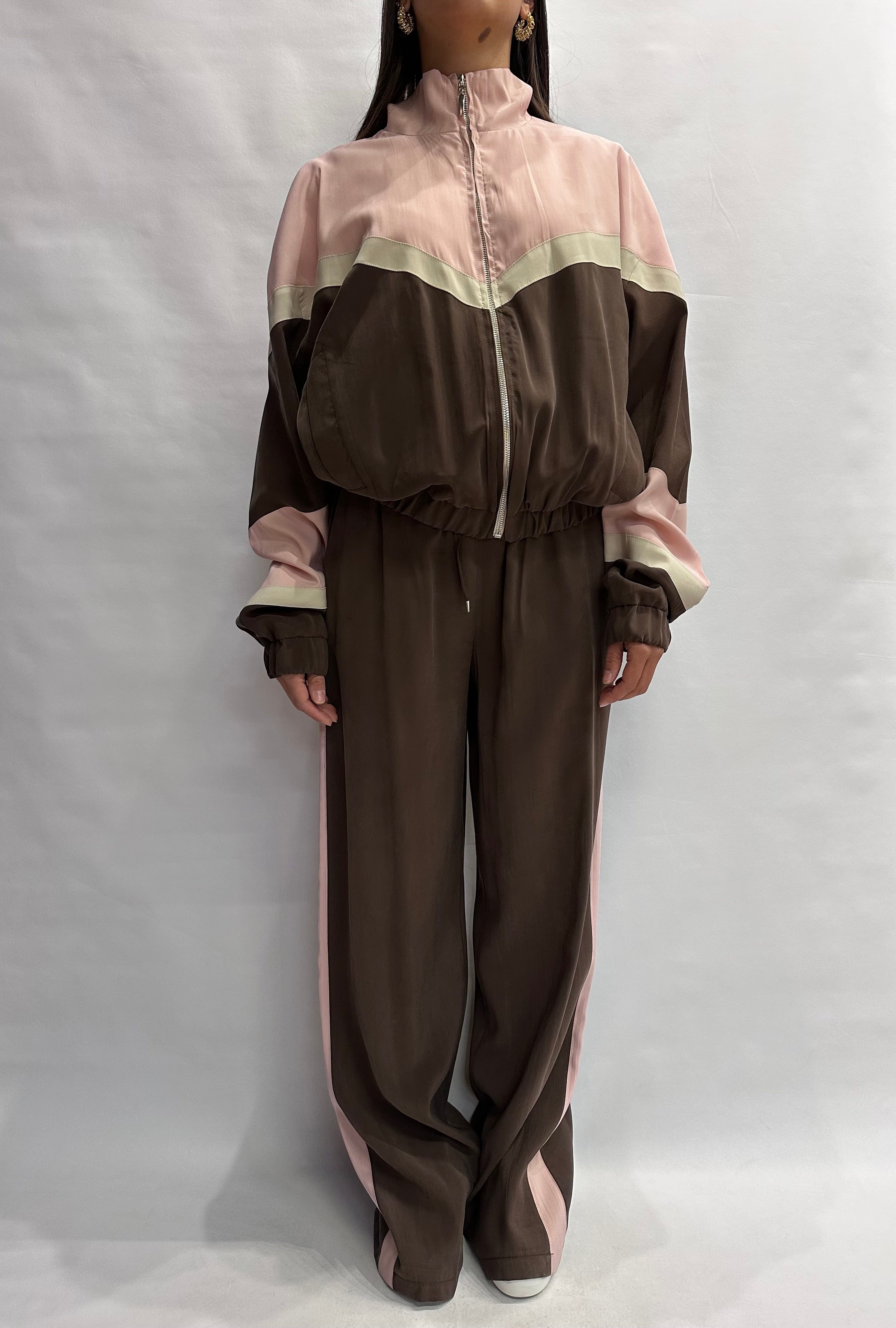 Coordinato TENSIONE IN composto da pantalone e giubbino a mo' di felpa con cerniera, COD: 26P4584 e 26B4568