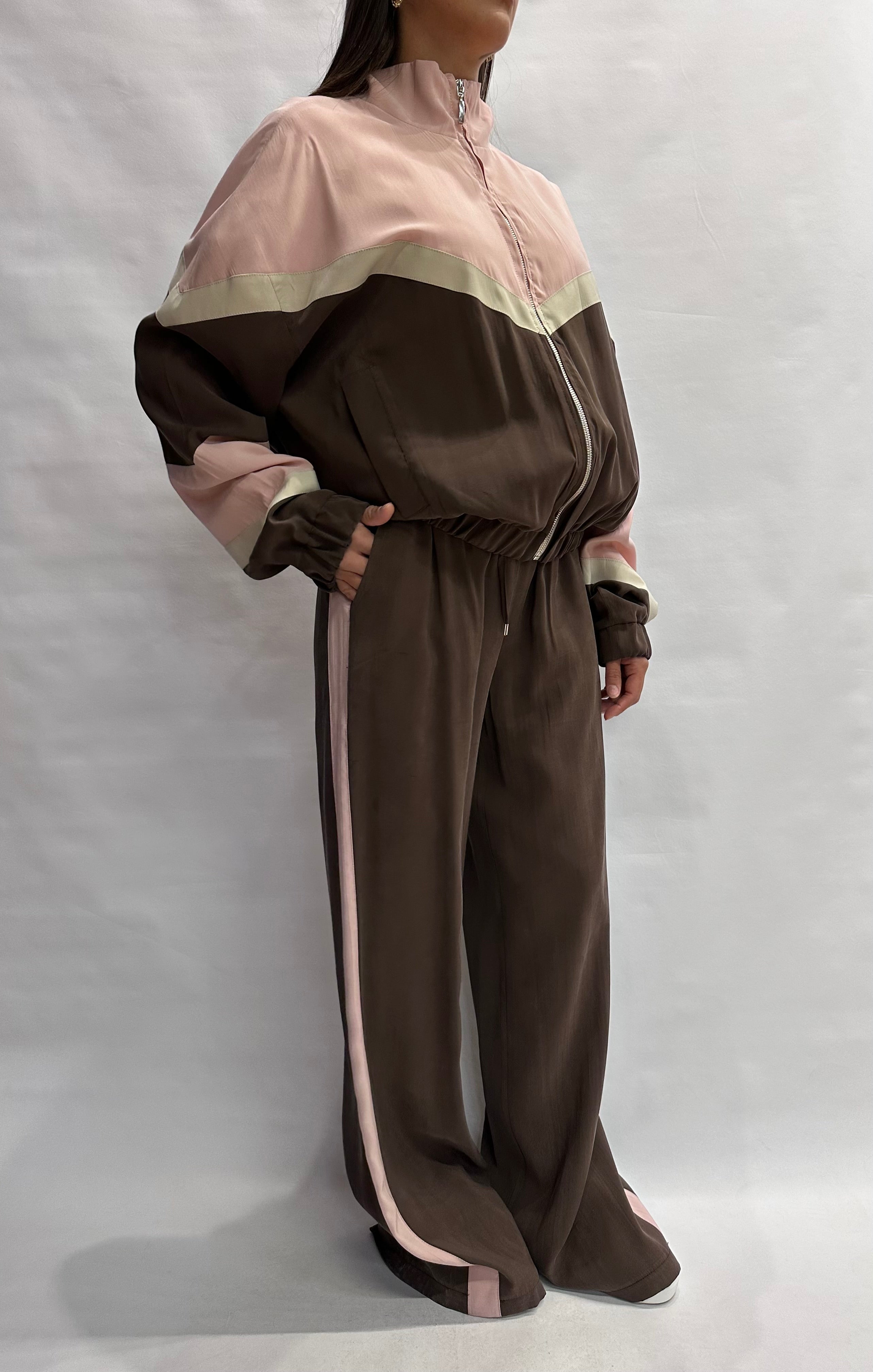 Coordinato TENSIONE IN composto da pantalone e giubbino a mo' di felpa con cerniera, COD: 26P4584 e 26B4568