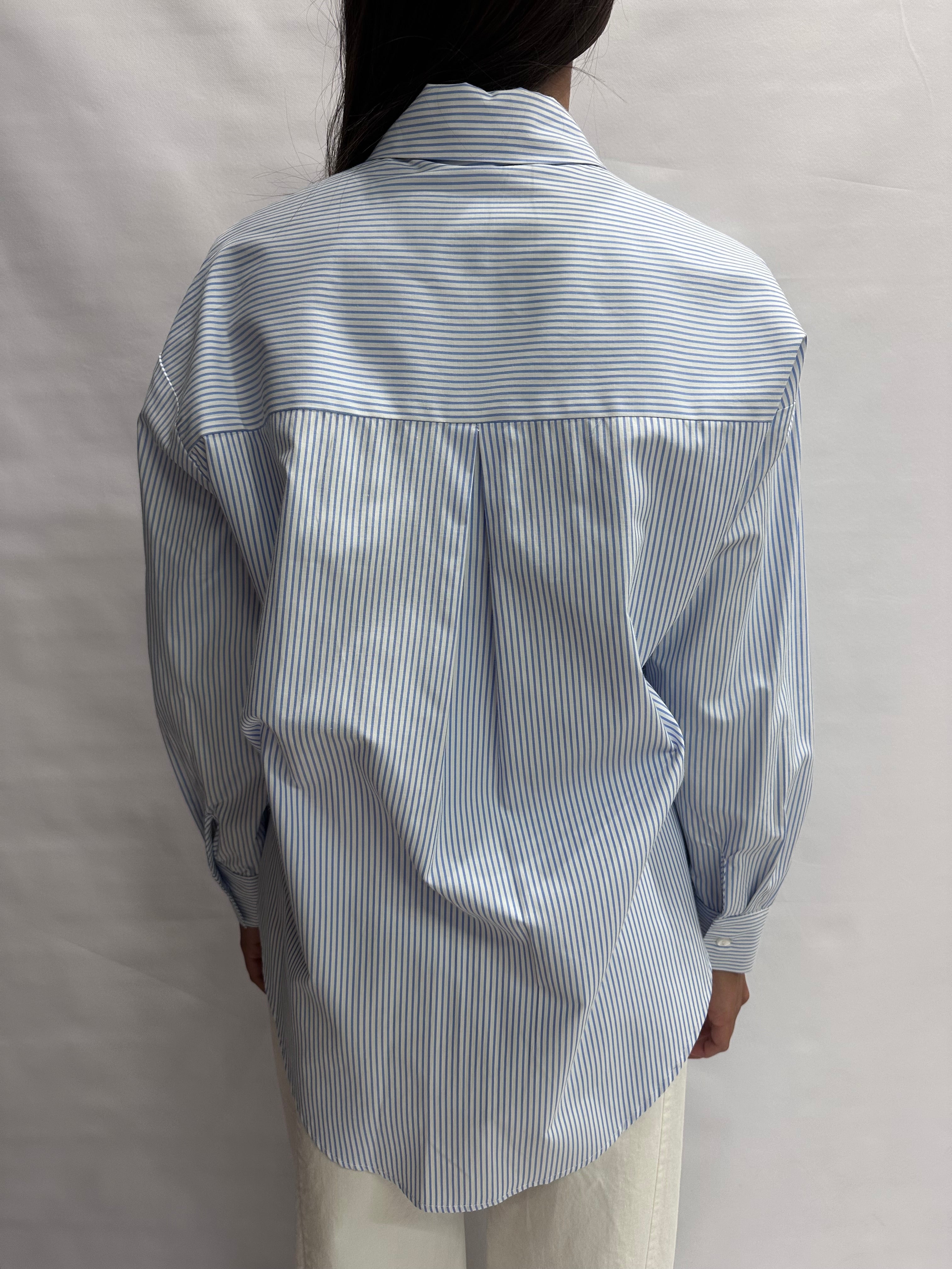 Camicia TENSIONE IN con trama a righe, leggermente asimmetrica, morbida con tasca decorativa - Cod: 26C3732