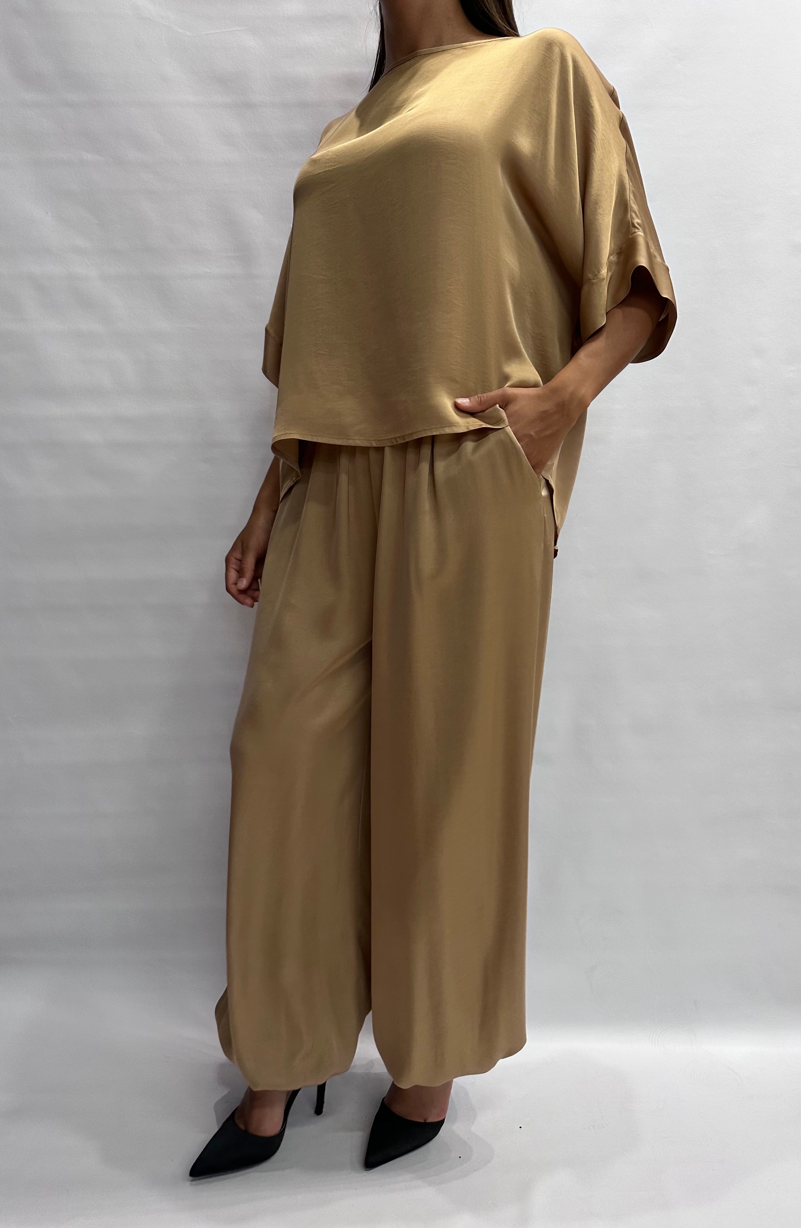 Camicetta TENSIONE IN asimmetrica con bottoni sul retro, disponibile anche con pantalone in coordinato, COD: G434B05Q
