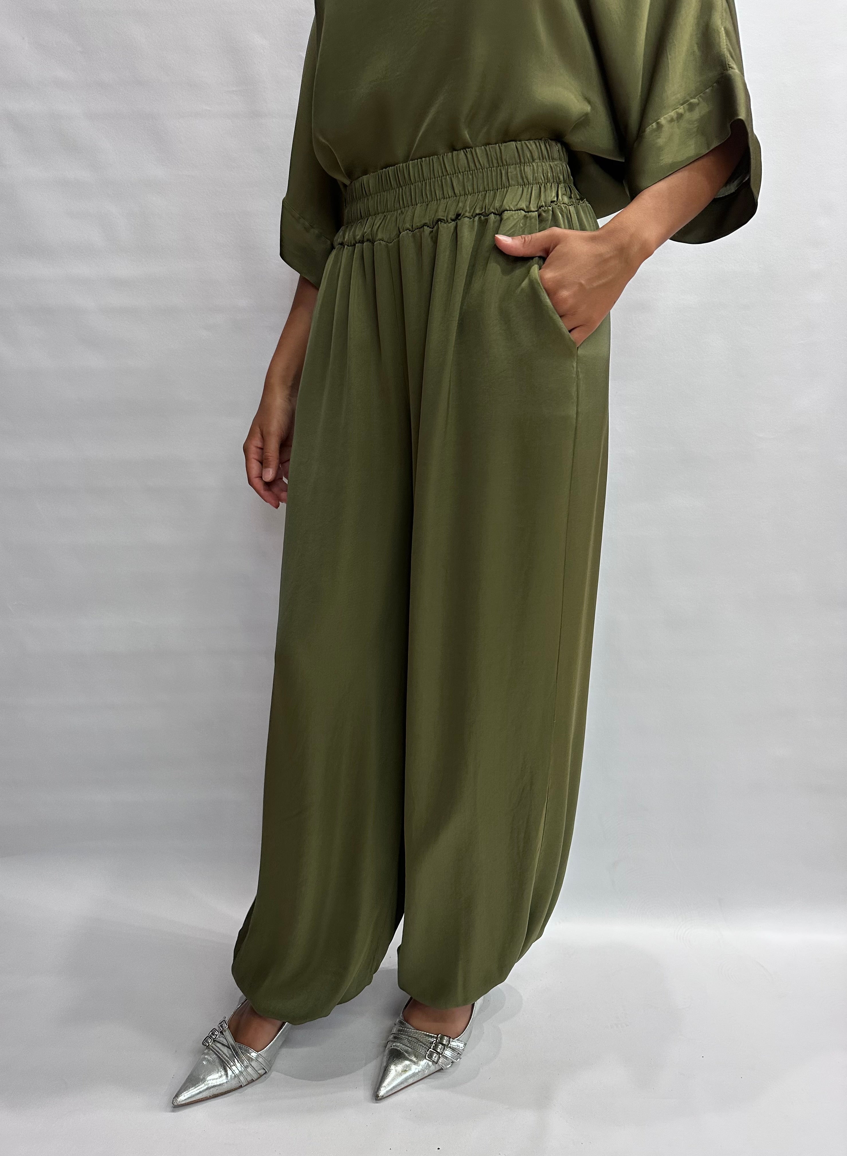 Pantalone TENSIONE IN modello "Aladino" disponibile anche con 3 pezzi sopra in coordinato, COD: G431P22R