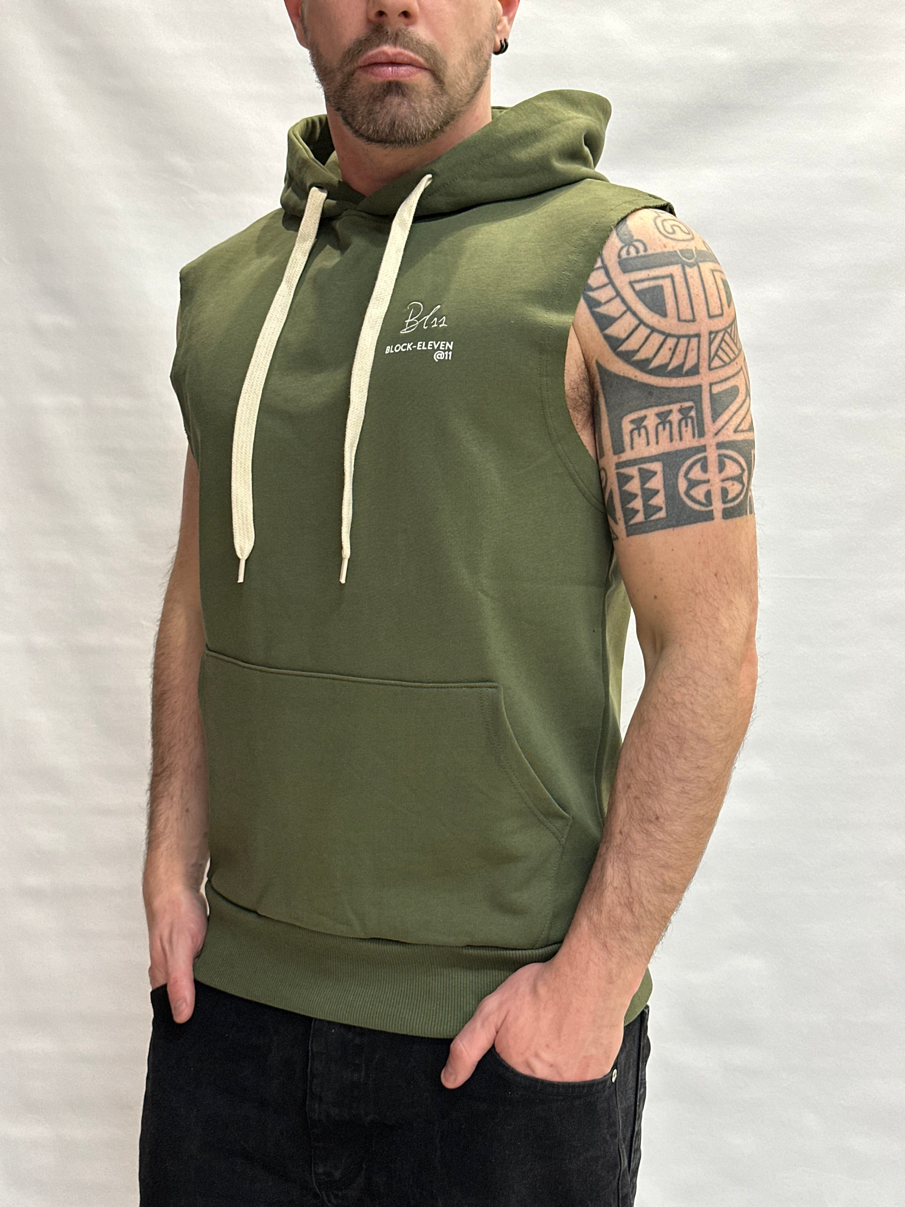 Smanicato in felpa BL11 con cappuccio, interno garzato, logo sul petto - COD: 27BL060239