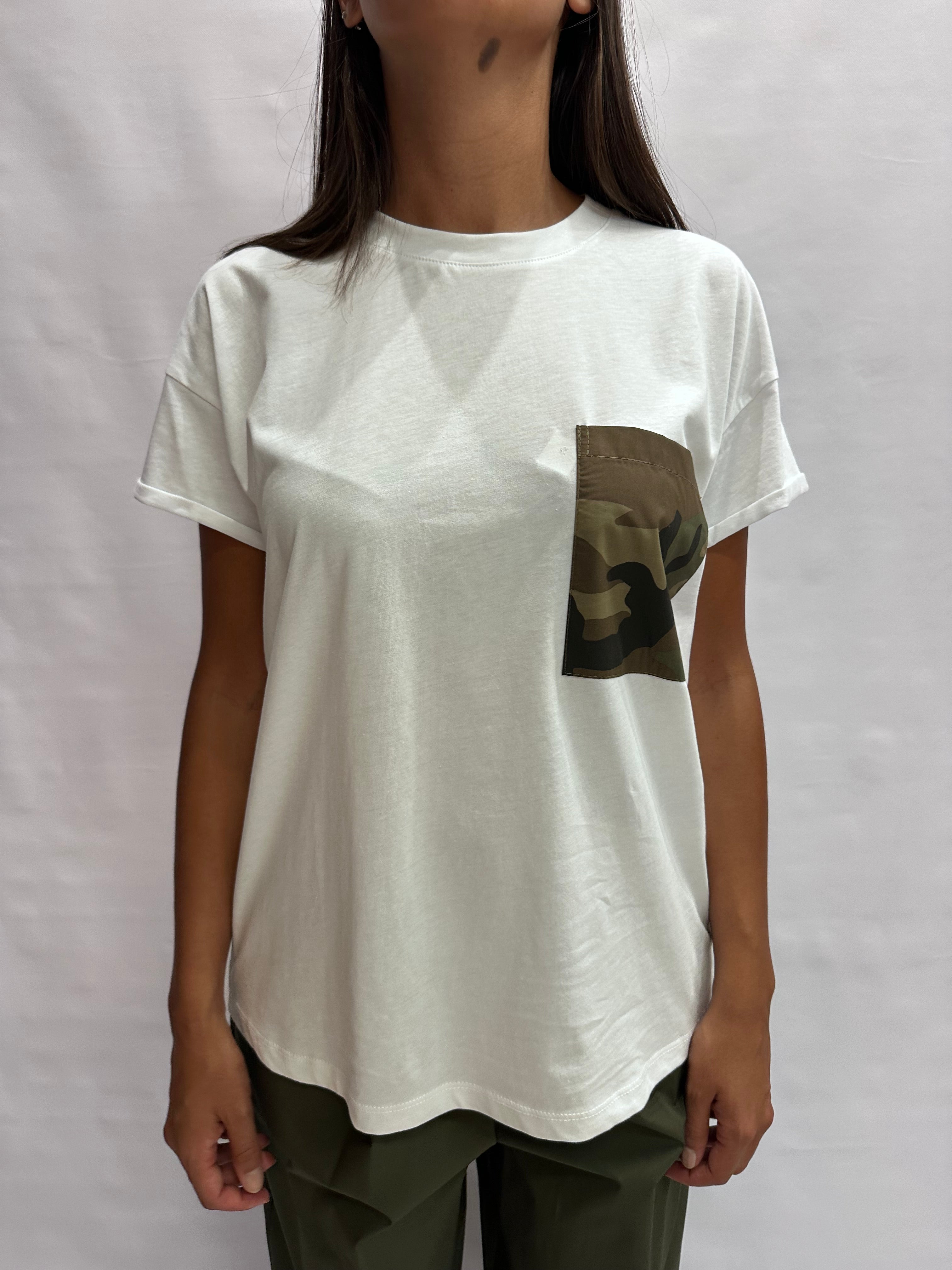 T Shirt TENSIONE IN con taschino mimetico su fondo Bianco - Cod: 26M5228