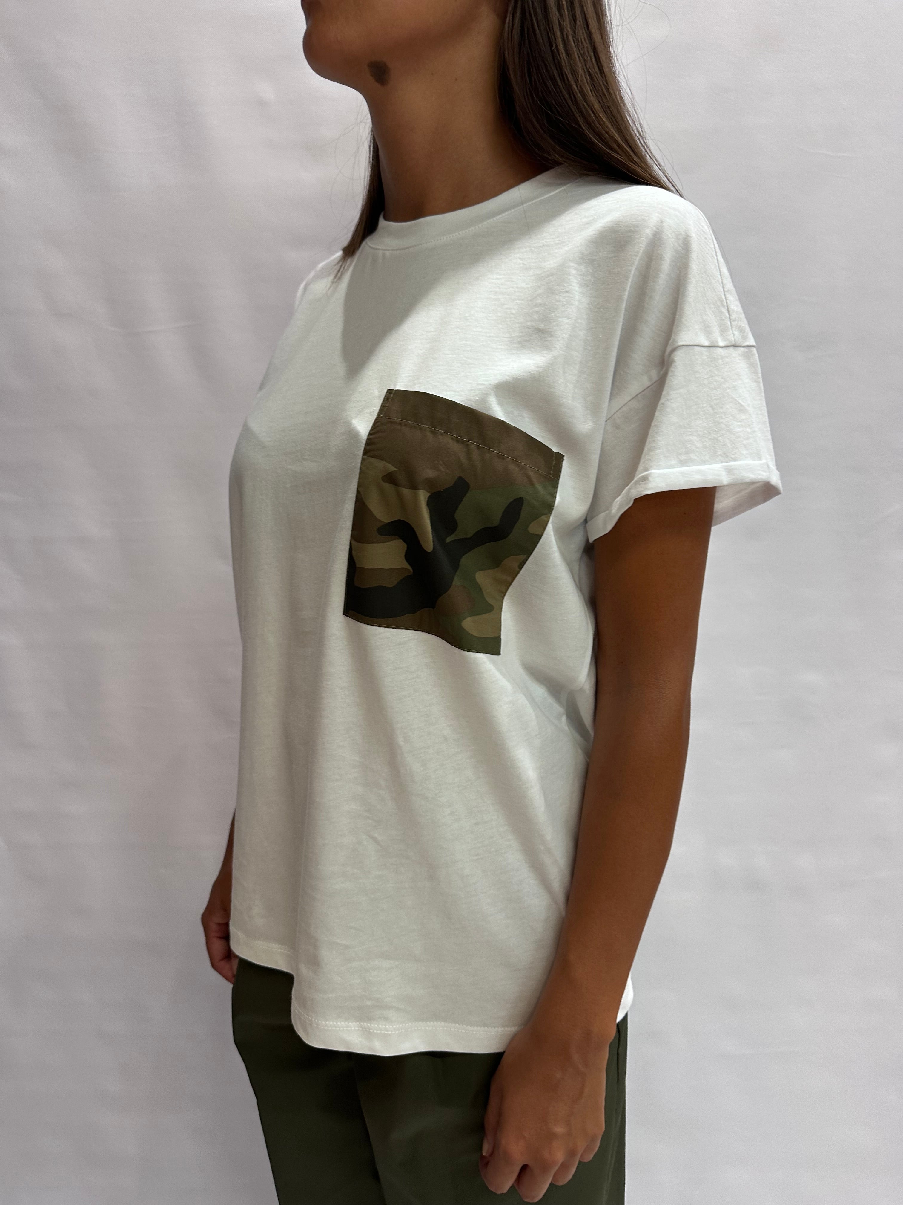 T Shirt TENSIONE IN con taschino mimetico su fondo Bianco - Cod: 26M5228