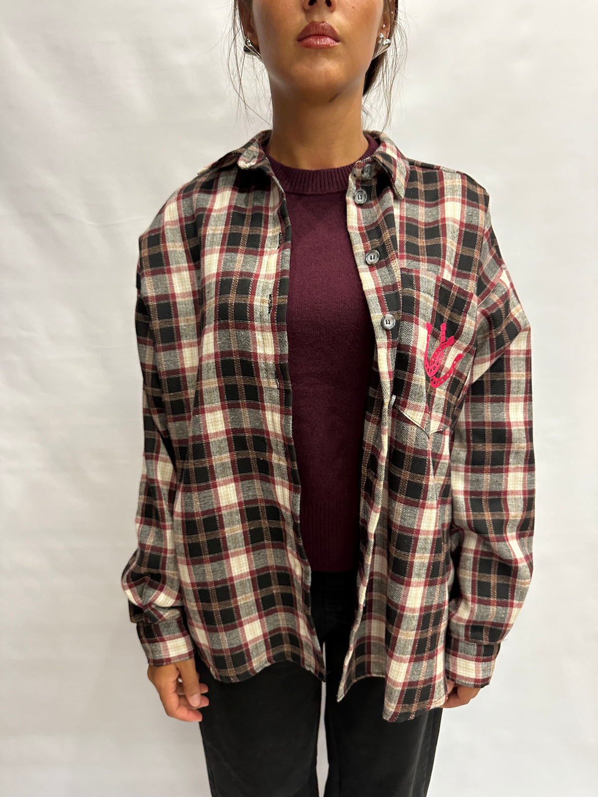 Camicia TENSIONE IN morbida con trama scozzese, taschino frontale ricamato e scritta sul retro - Cod: W26C500