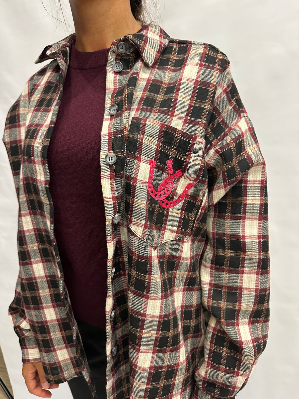 Camicia TENSIONE IN morbida con trama scozzese, taschino frontale ricamato e scritta sul retro - Cod: W26C500