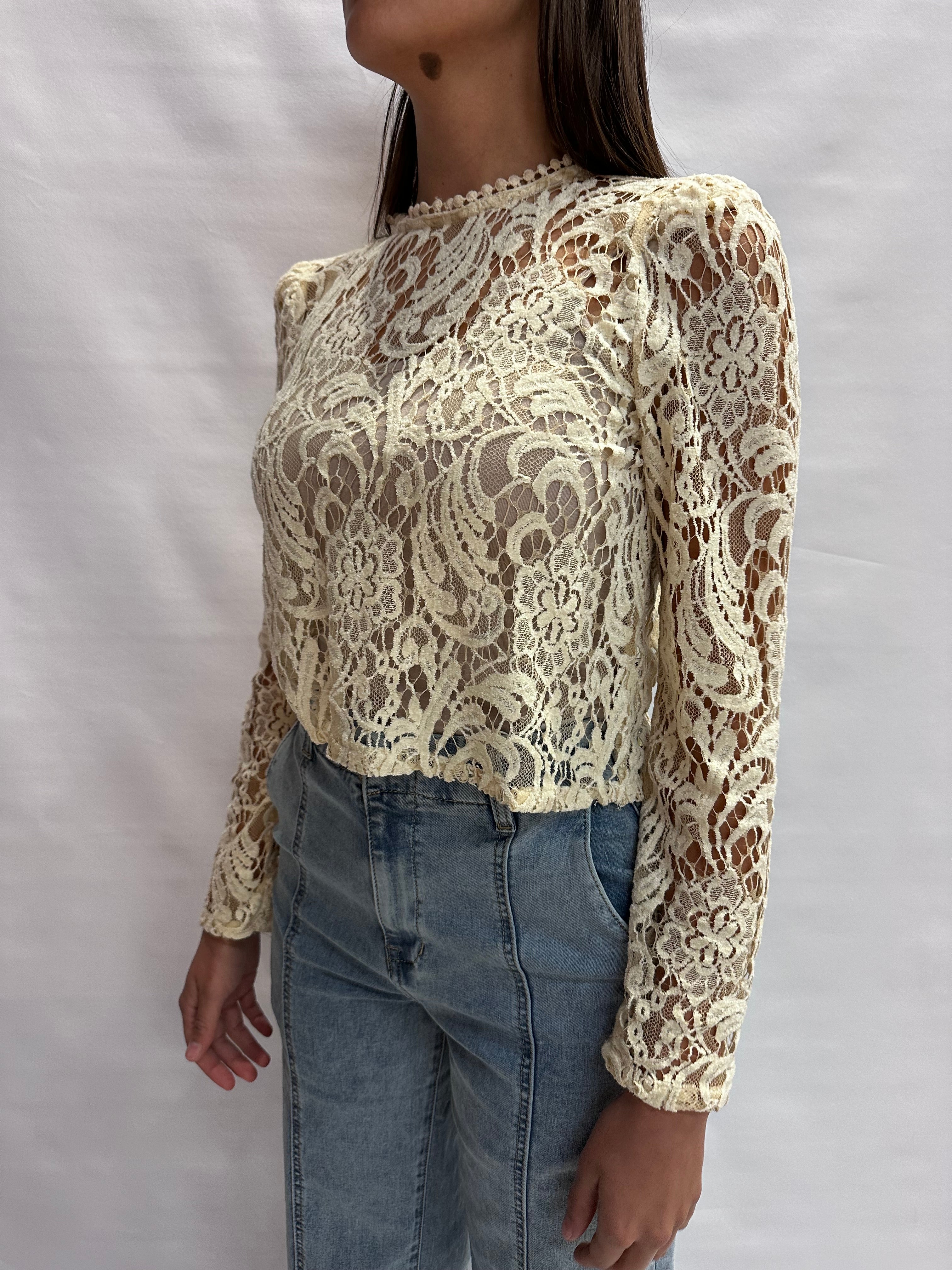 Camicia TENSIONE IN corta in pizzo, manica lunga, con bottoncino sul retro - Cod: W25C223
