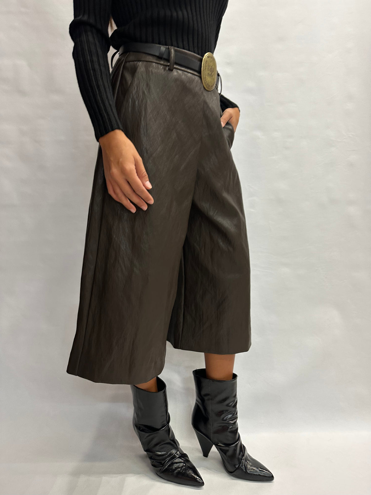 Pantalone TENSIONE IN modello pinocchietto in similpelle disponibile anche con giacca in coordinato - COD: W26P662