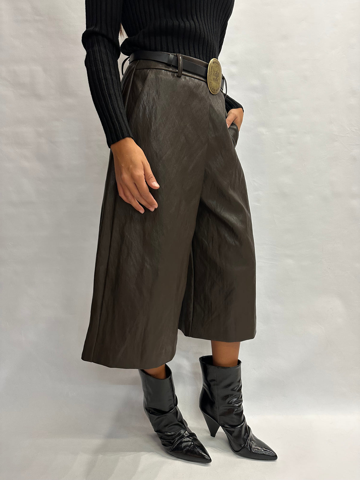 Pantalone TENSIONE IN modello pinocchietto in similpelle disponibile anche con giacca in coordinato - COD: W26P662