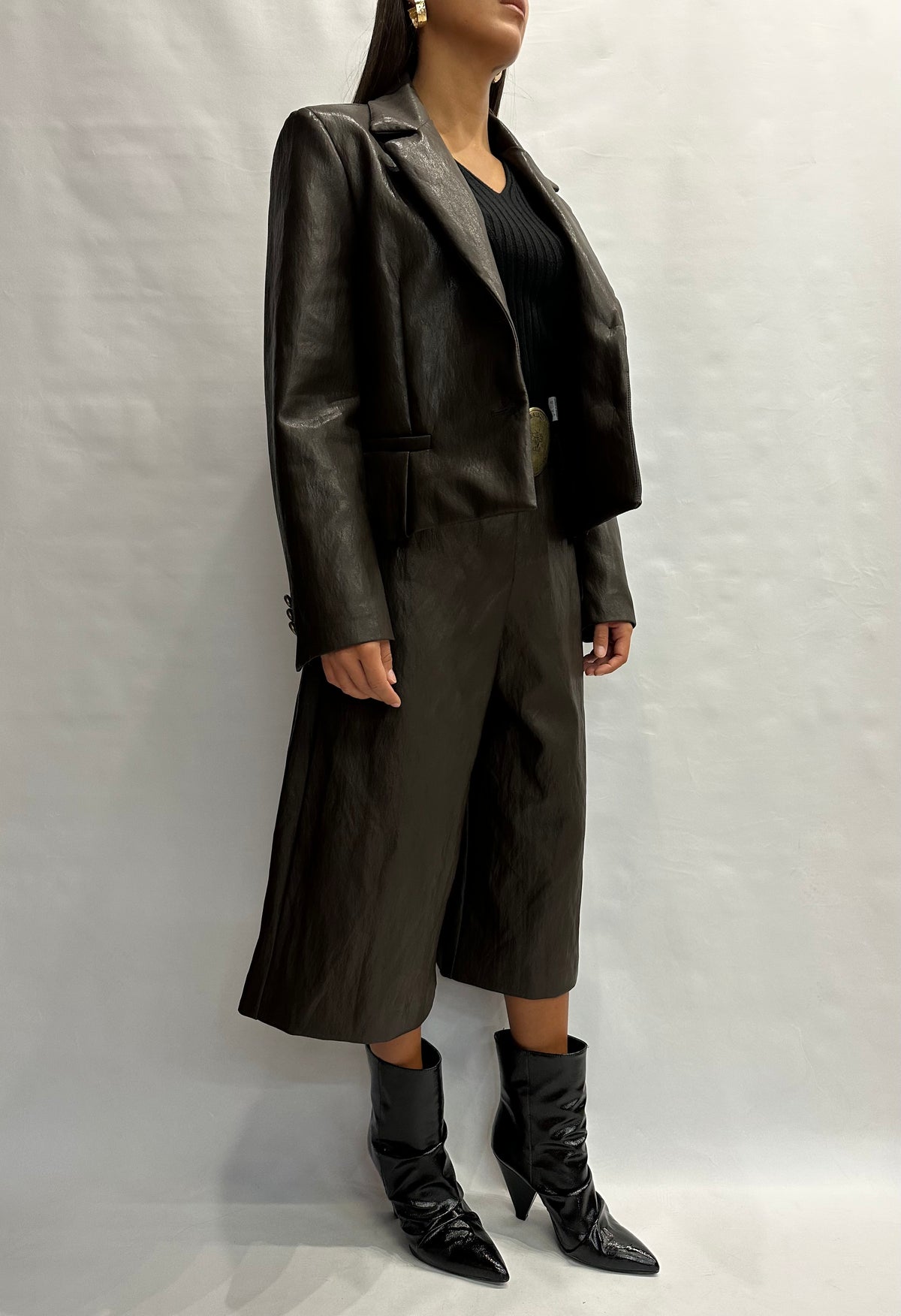 Pantalone TENSIONE IN modello pinocchietto in similpelle disponibile anche con giacca in coordinato - COD: W26P662