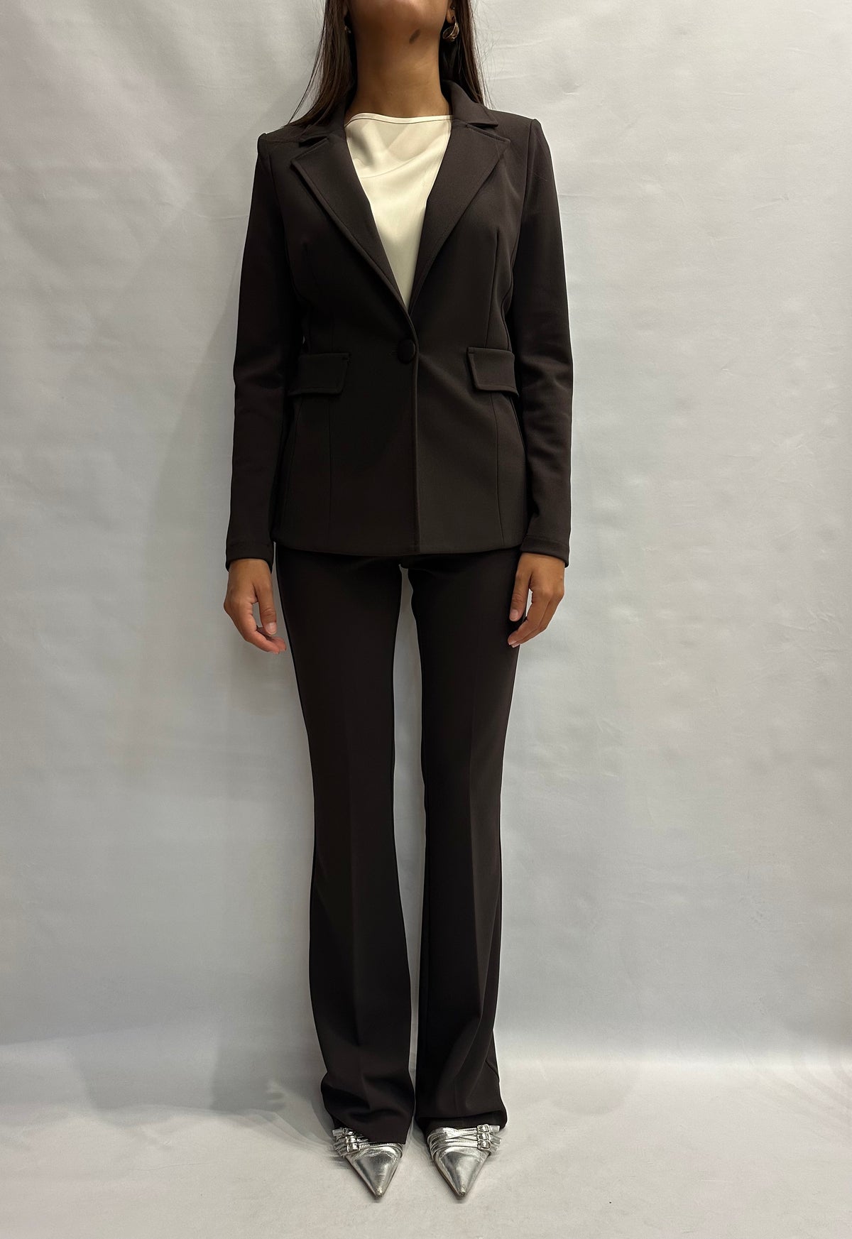 Pantalone RINASCIMENTO (MARRONE) in crêpe a zampa disponibile anche con giacca in coordinato COD: CFC0130162003