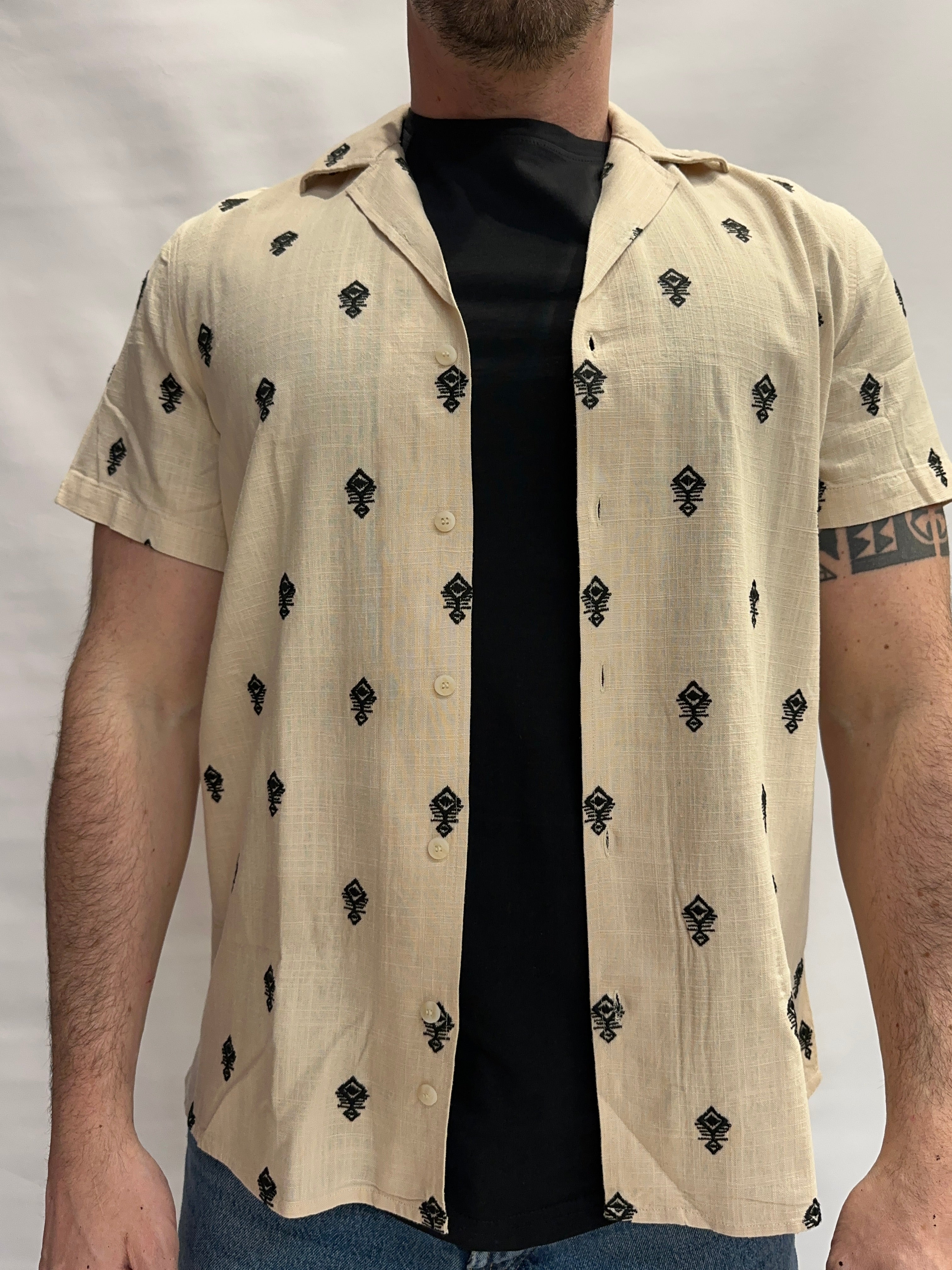 Camicia BL11 a maniche corte con ricami Neri su fondo Beige - Cod: 42360930