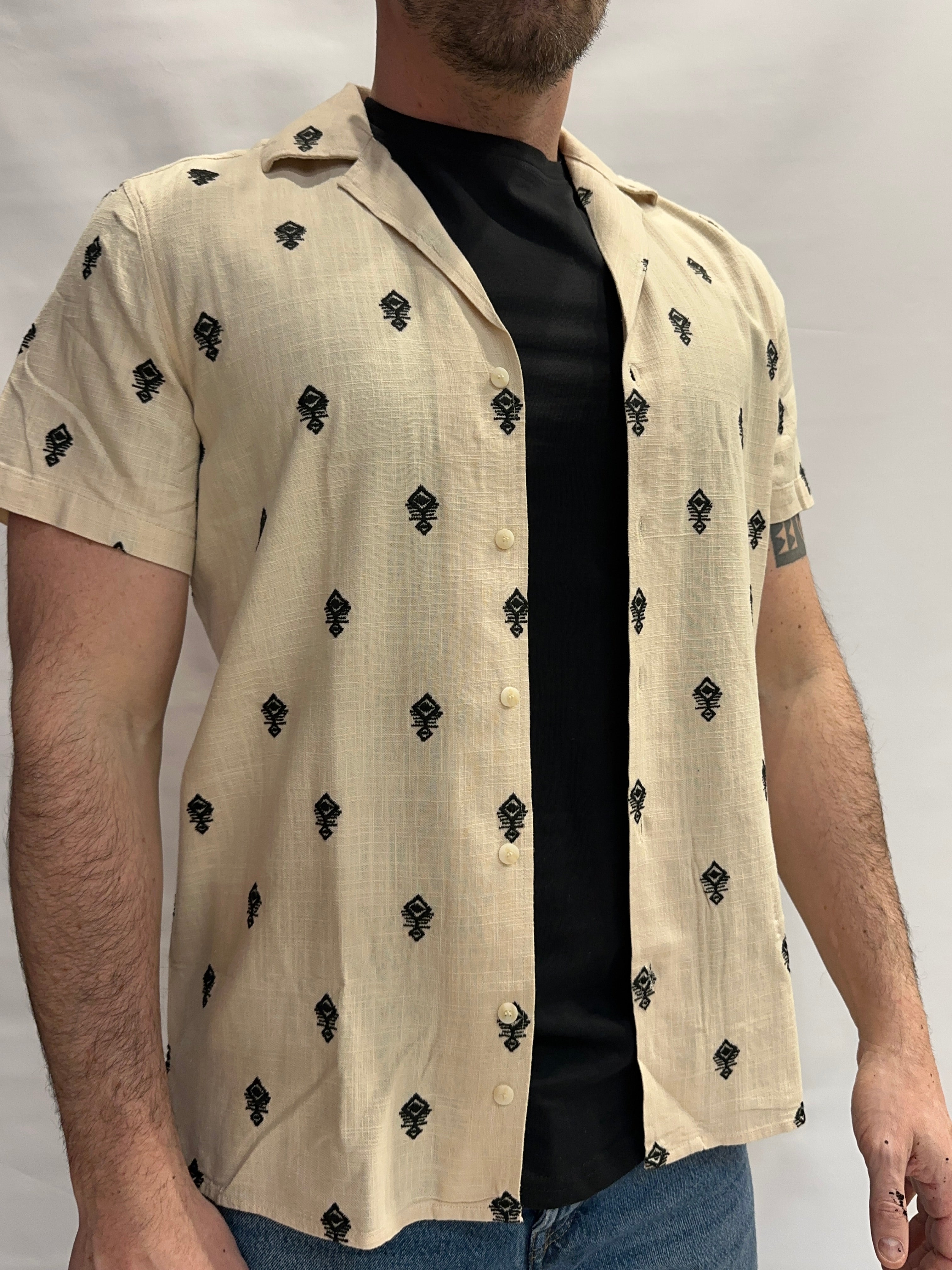 Camicia BL11 a maniche corte con ricami Neri su fondo Beige - Cod: 42360930