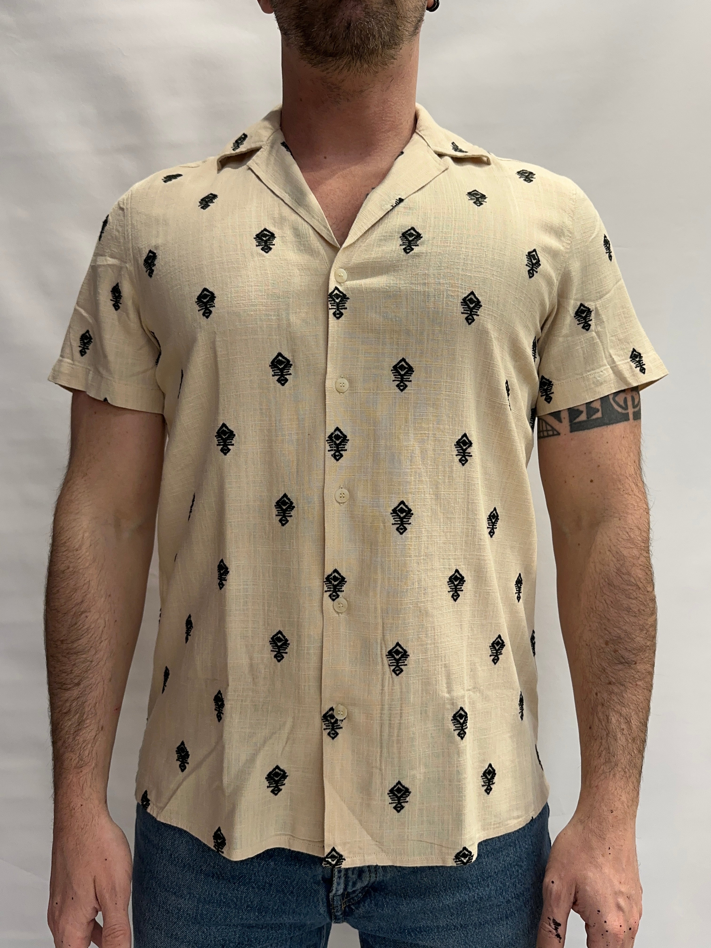 Camicia BL11 a maniche corte con ricami Neri su fondo Beige - Cod: 42360930