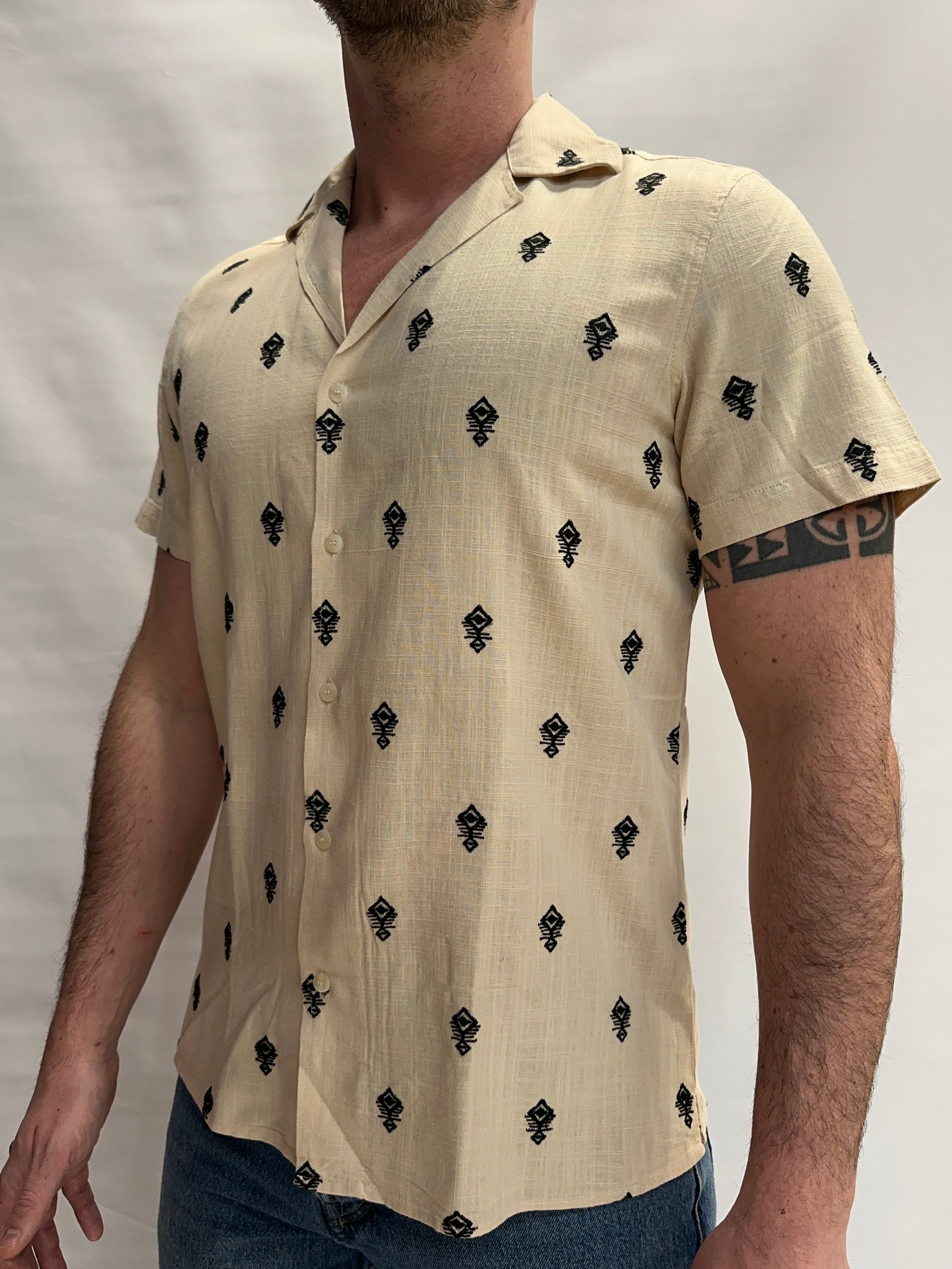 Camicia BL11 a maniche corte con ricami Neri su fondo Beige - Cod: 42360930