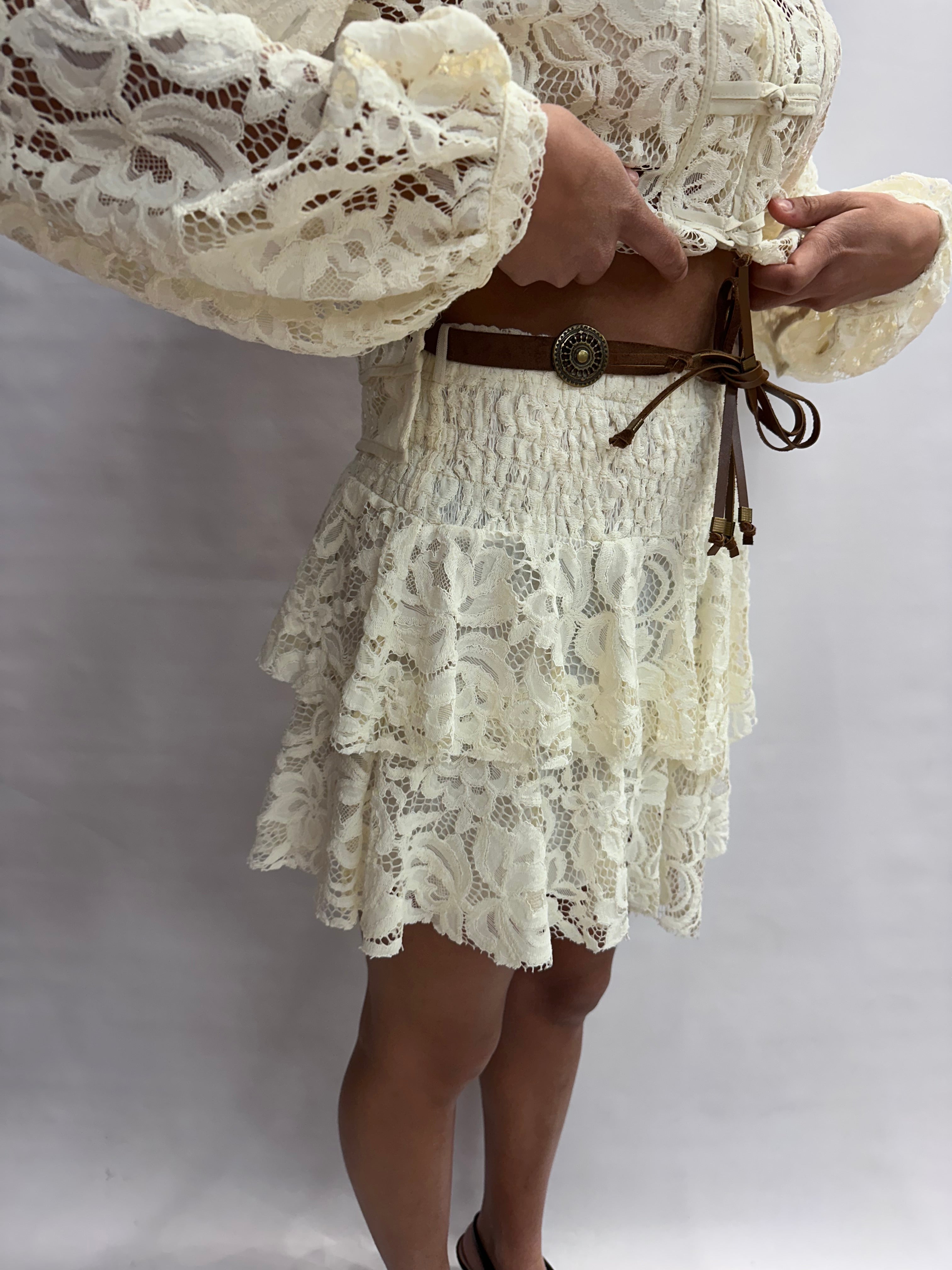 Gonna TENSIONE IN corta in pizzo leggermente asimmetrica disponibile con casacca in coordinato- Cod: S26G699