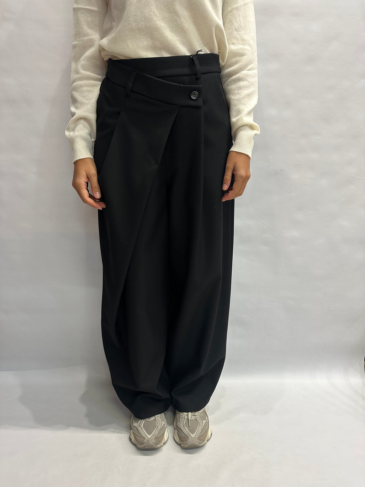 Pantalone TENSIONE IN morbido con bottone spostato più in basso rispetto alla vita - COD: PT154AT