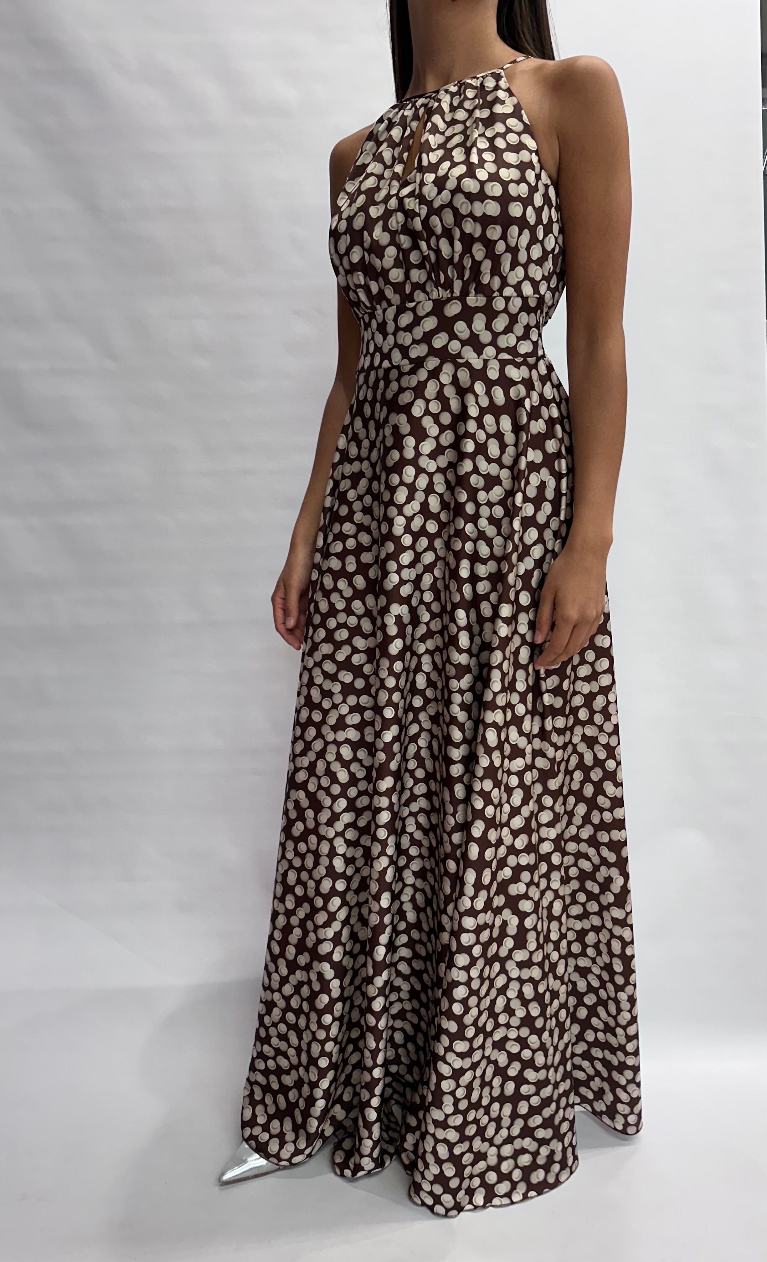 Abito RINASCIMENTO lungo in raso trama a piccole cerchi, con scollo all'americana - COD: CFC0129081003