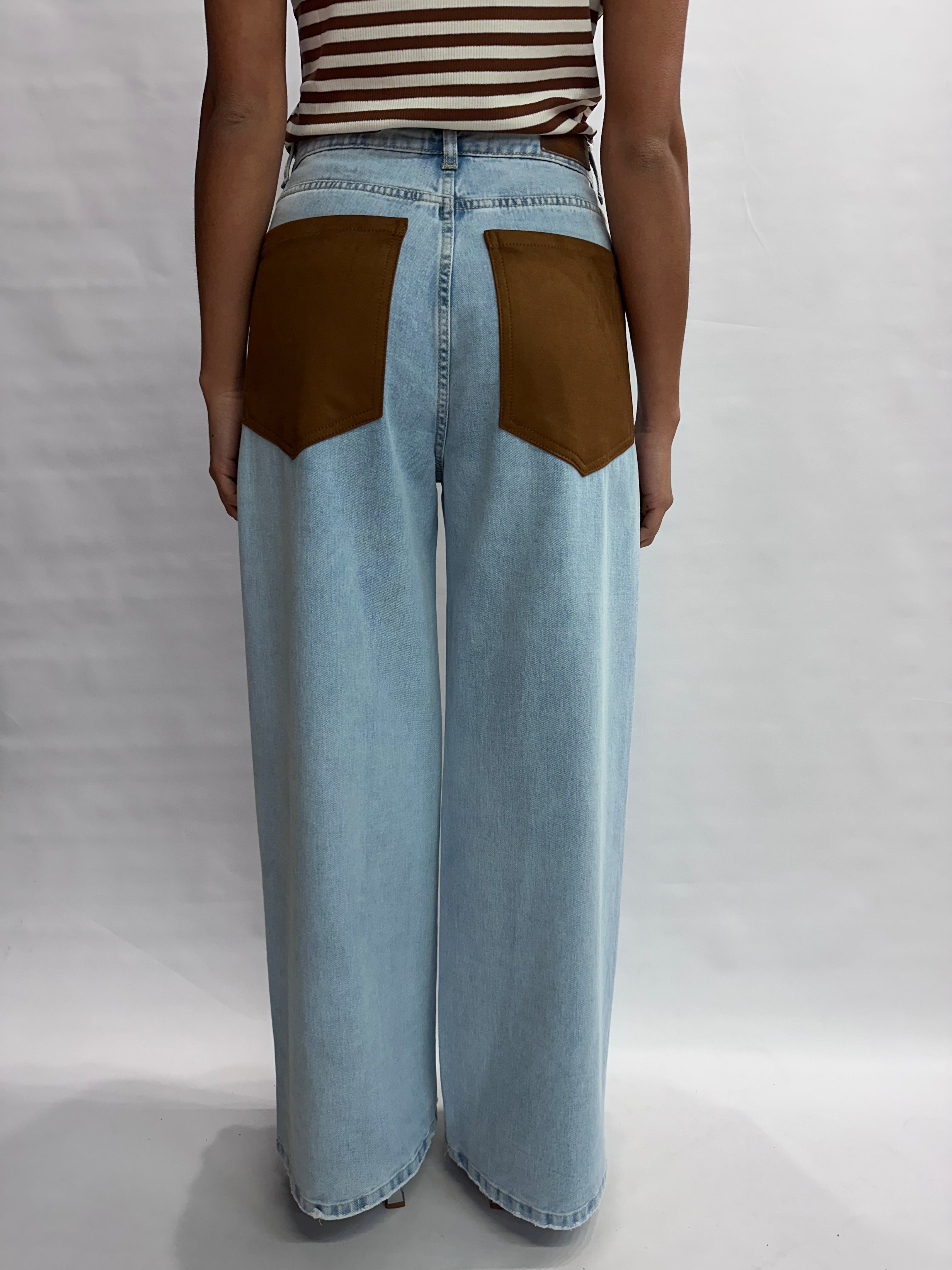Jeans TENSIONE IN modello "LOOSE" gamba ampia e fondo largo, tasca in ecopelle scamosciata - COD: SLOUCHY