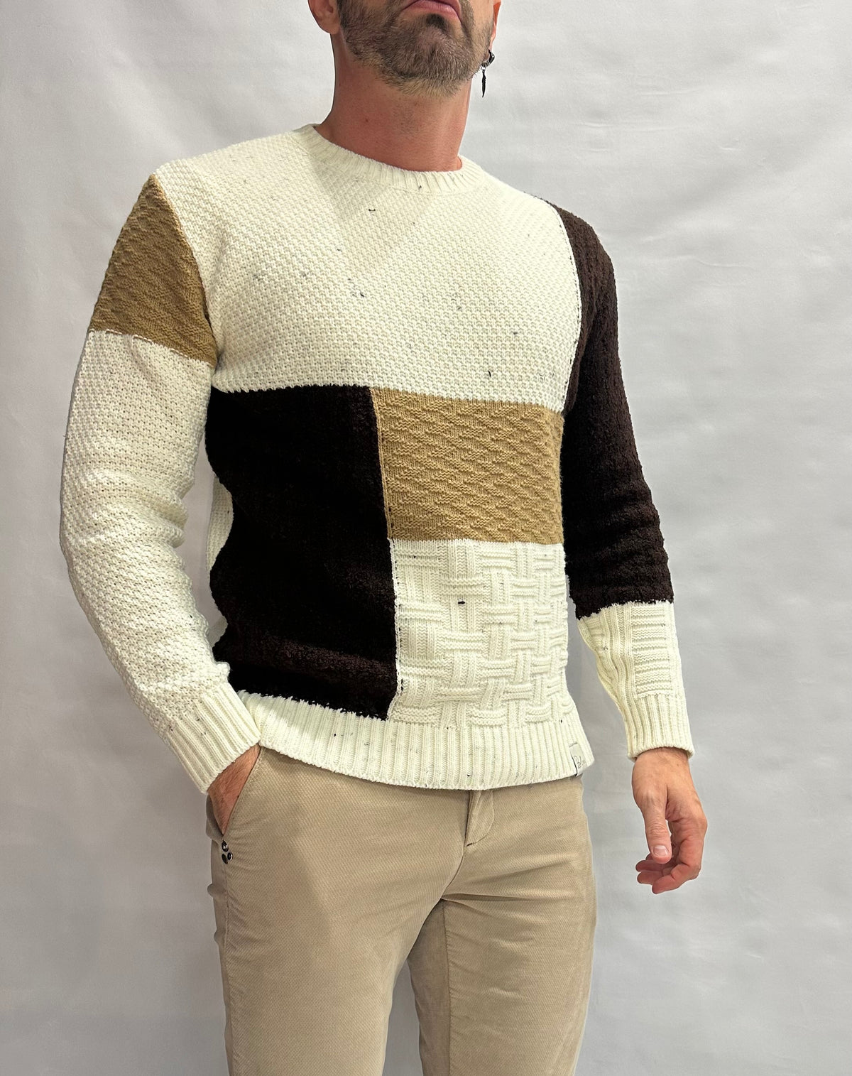 Maglione BL11 girocollo a blocchi color Cioccolato e Beige su fondo Panna, Cod: 13BOSA128