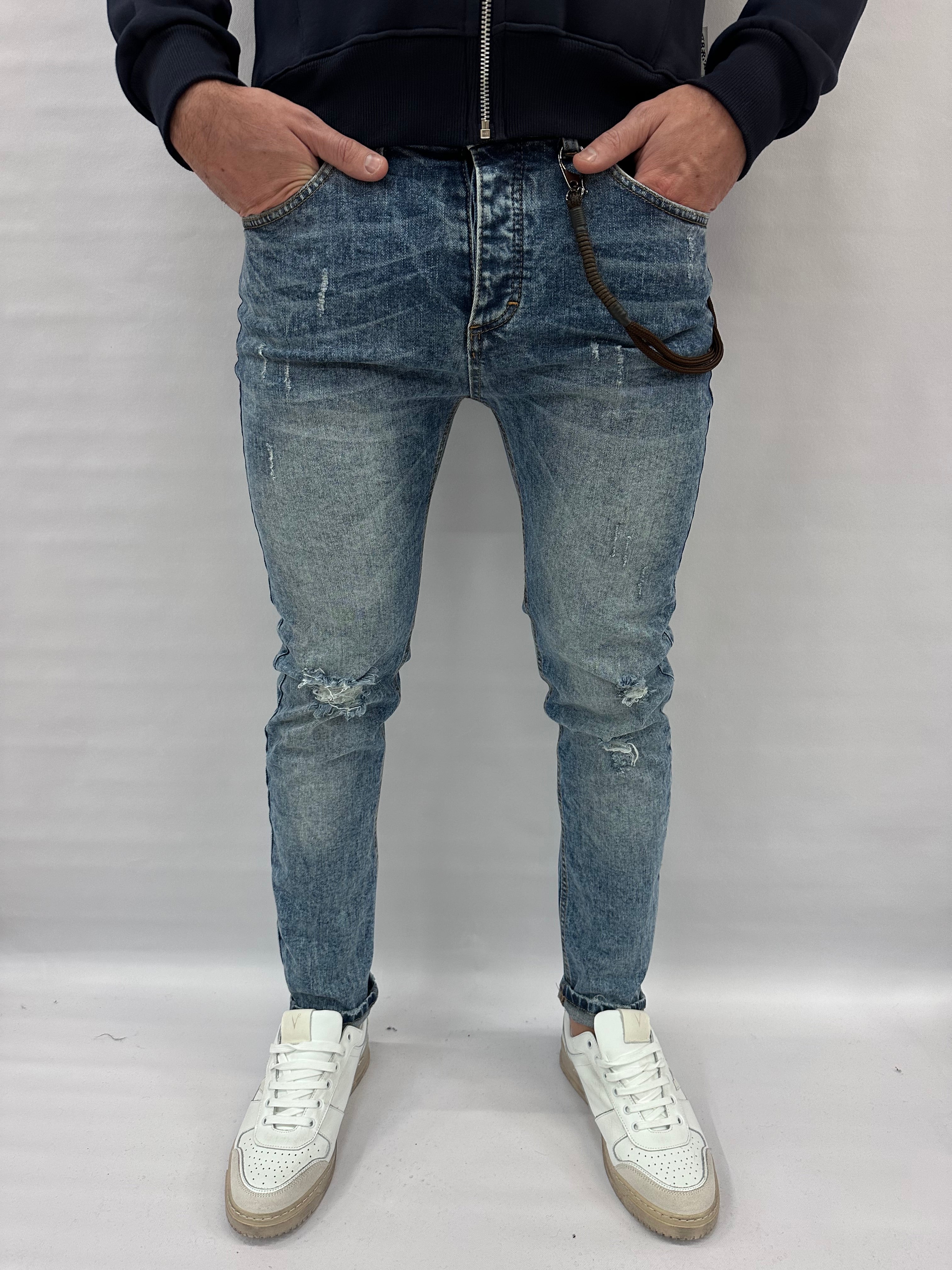 Jeans XAGON MAN slim, con strappi sulle ginocchia  - COD: UMR252