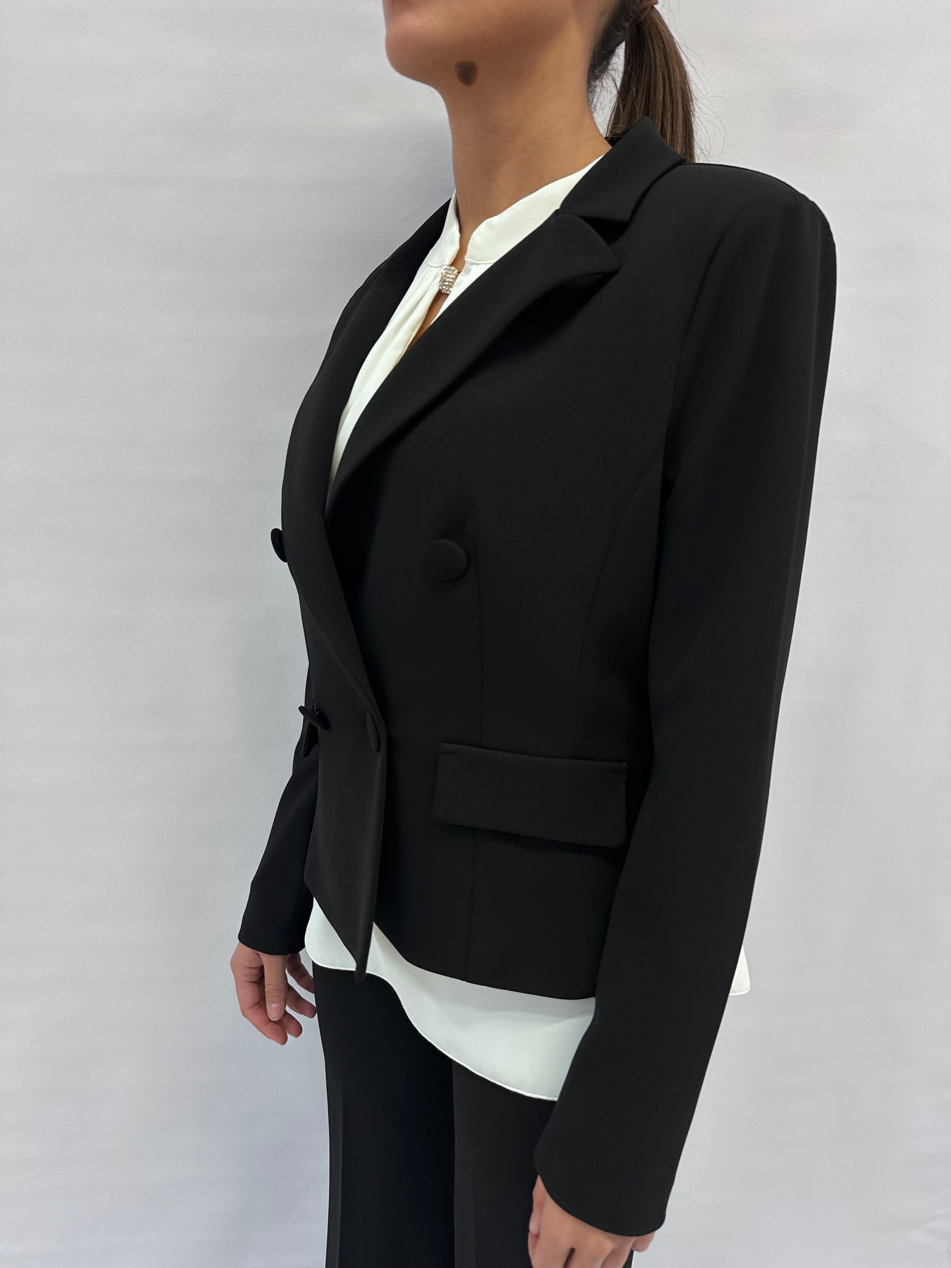 Giacca RINASCIMENTO corta in crêpe disponibile con due pantaloni in coordinato - COD: CFC0125325003