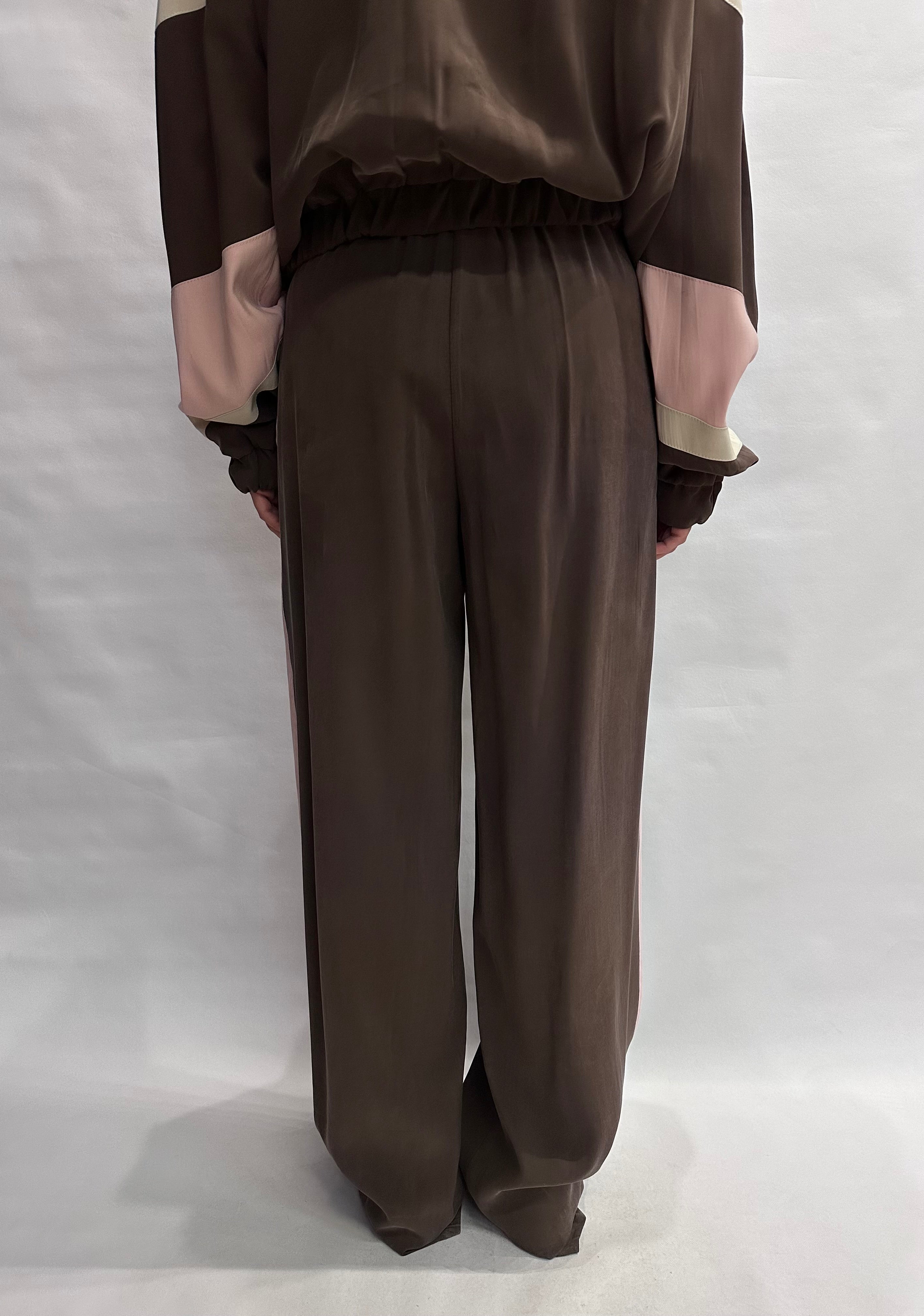 Coordinato TENSIONE IN composto da pantalone e giubbino a mo' di felpa con cerniera, COD: 26P4584 e 26B4568