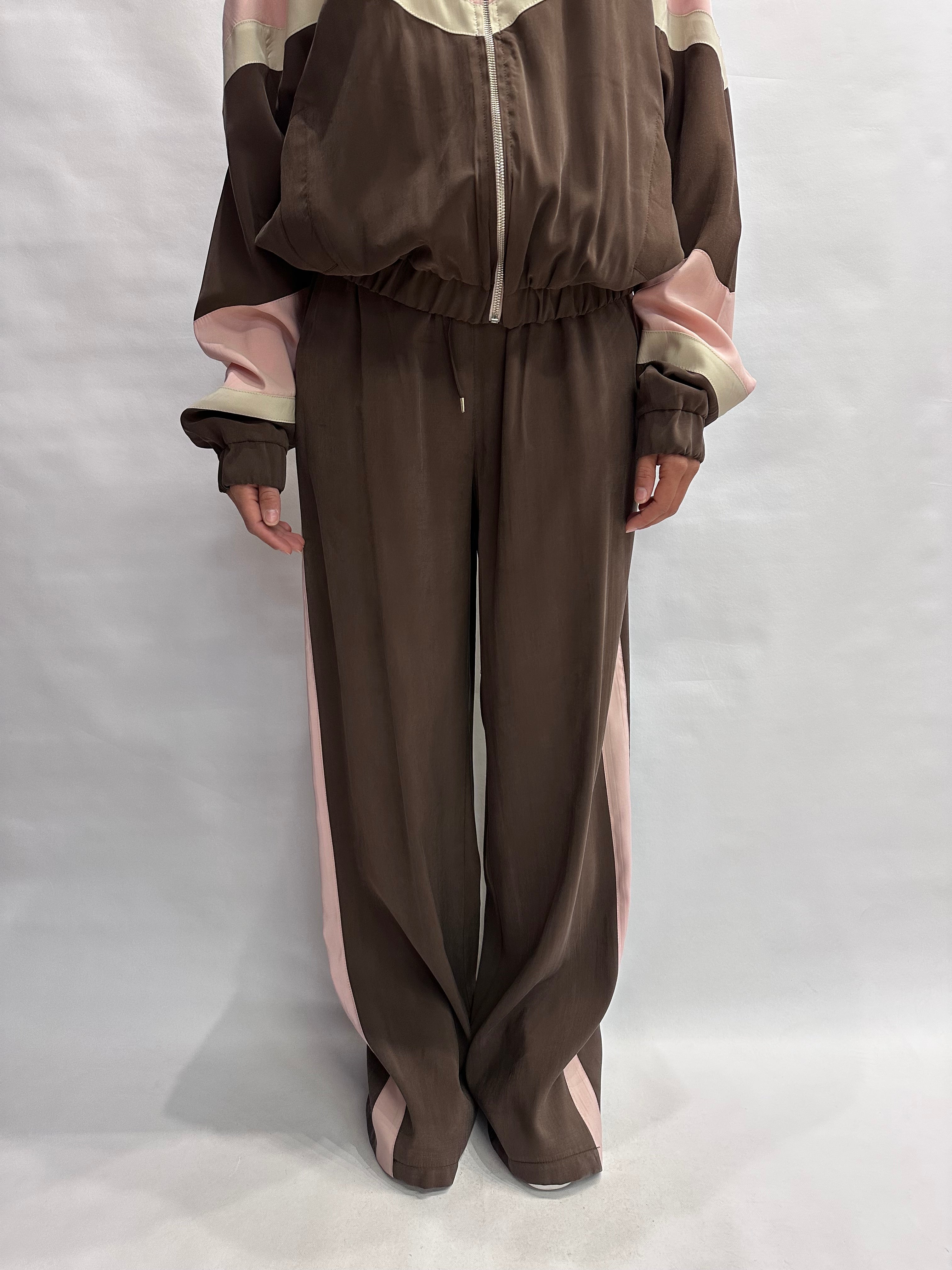 Coordinato TENSIONE IN composto da pantalone e giubbino a mo' di felpa con cerniera, COD: 26P4584 e 26B4568