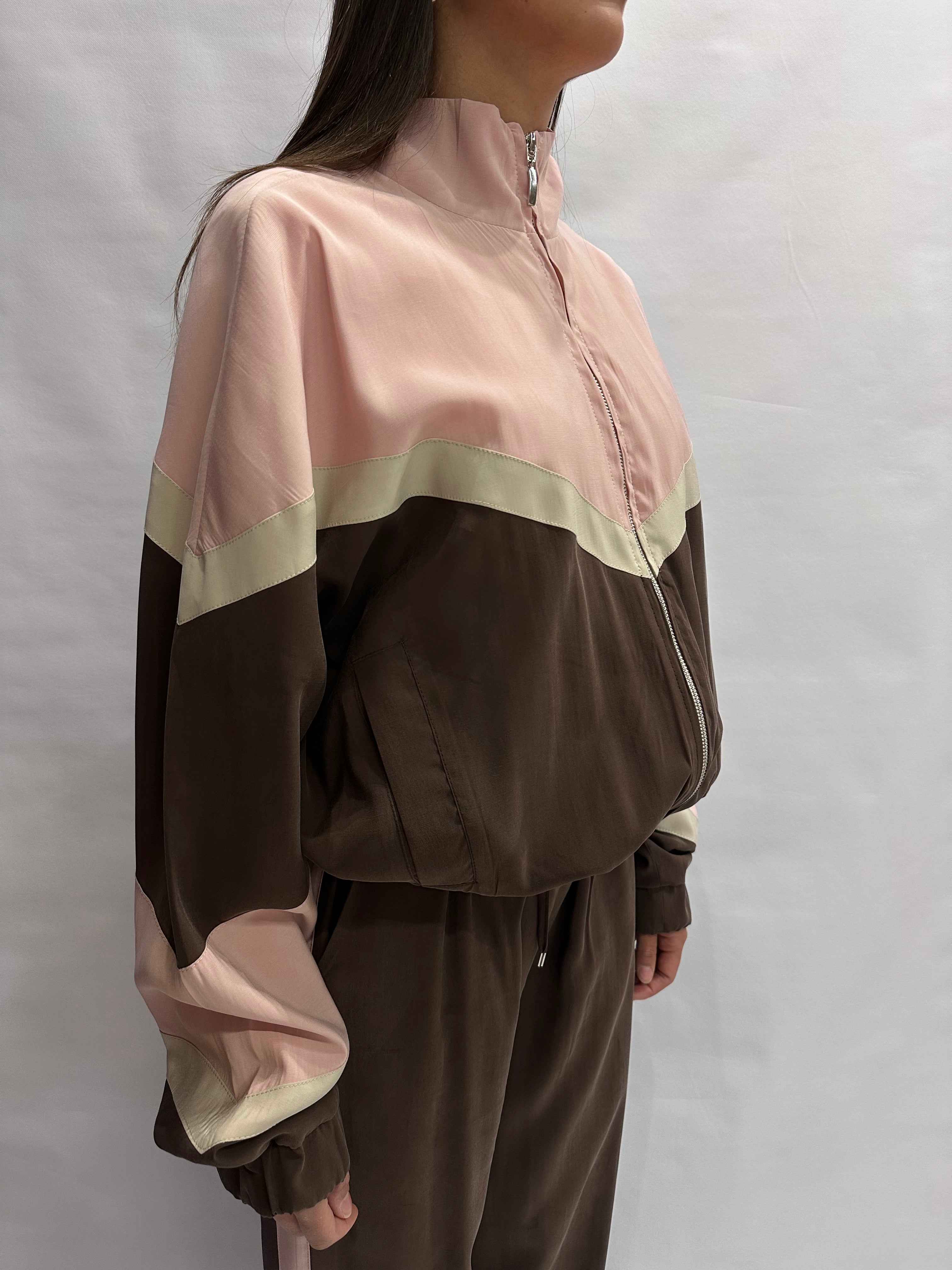Coordinato TENSIONE IN composto da pantalone e giubbino a mo' di felpa con cerniera, COD: 26P4584 e 26B4568
