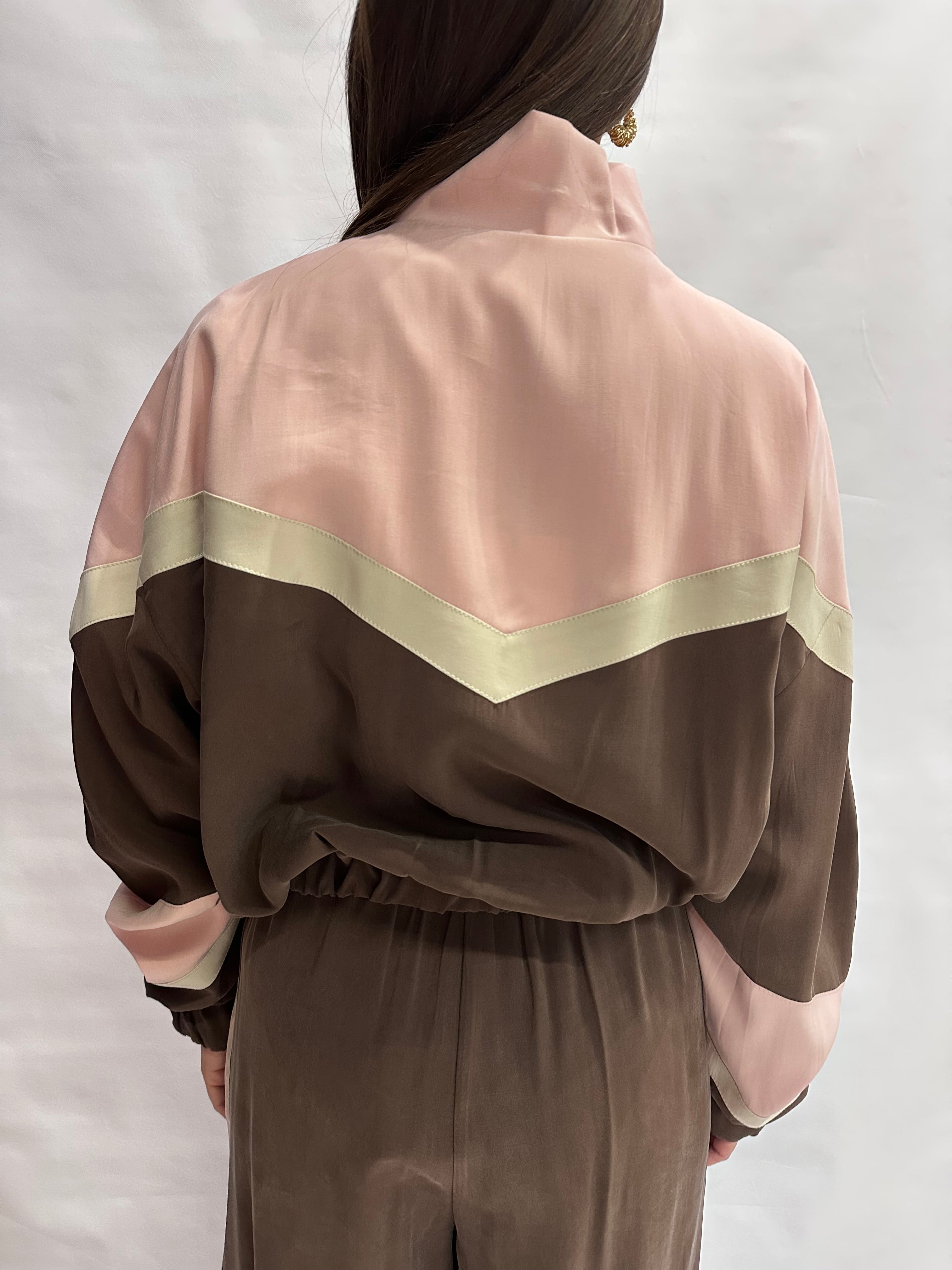 Coordinato TENSIONE IN composto da pantalone e giubbino a mo' di felpa con cerniera, COD: 26P4584 e 26B4568