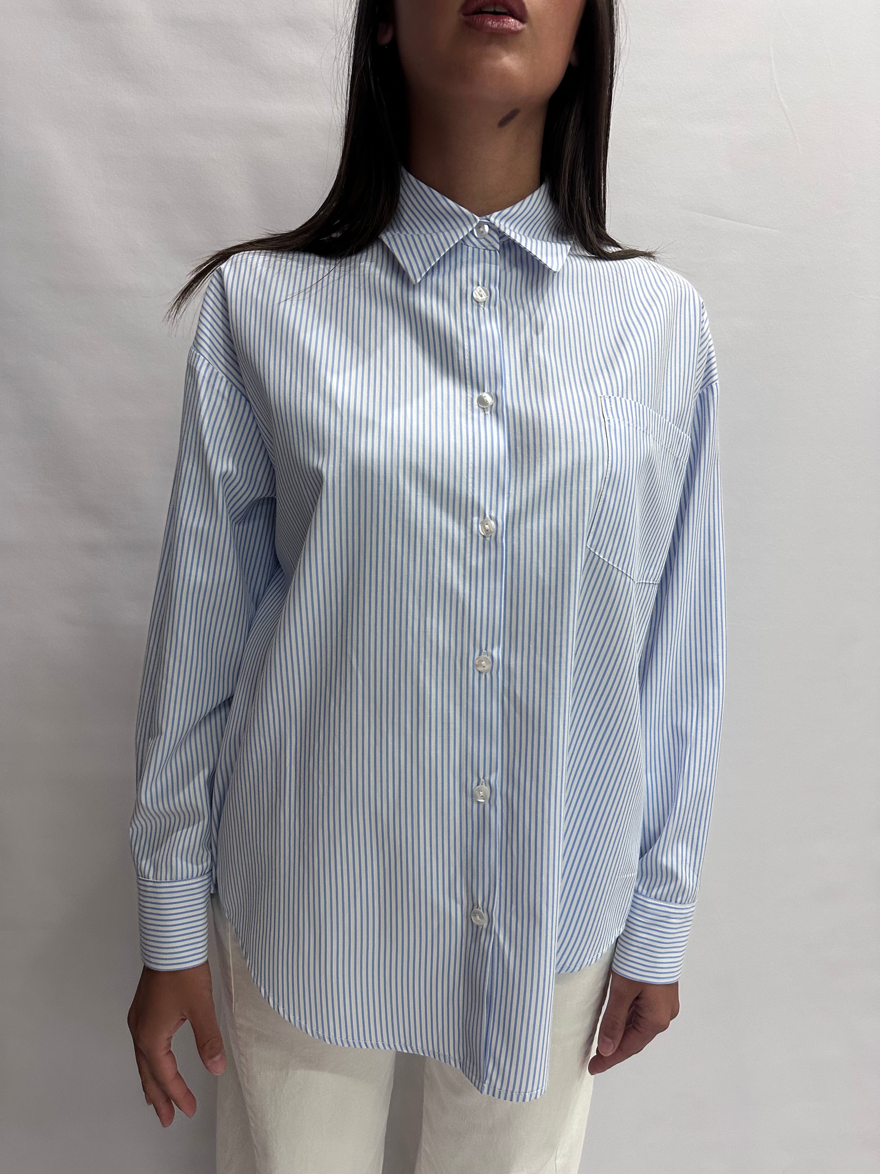 Camicia TENSIONE IN con trama a righe, leggermente asimmetrica, morbida con tasca decorativa - Cod: 26C3732