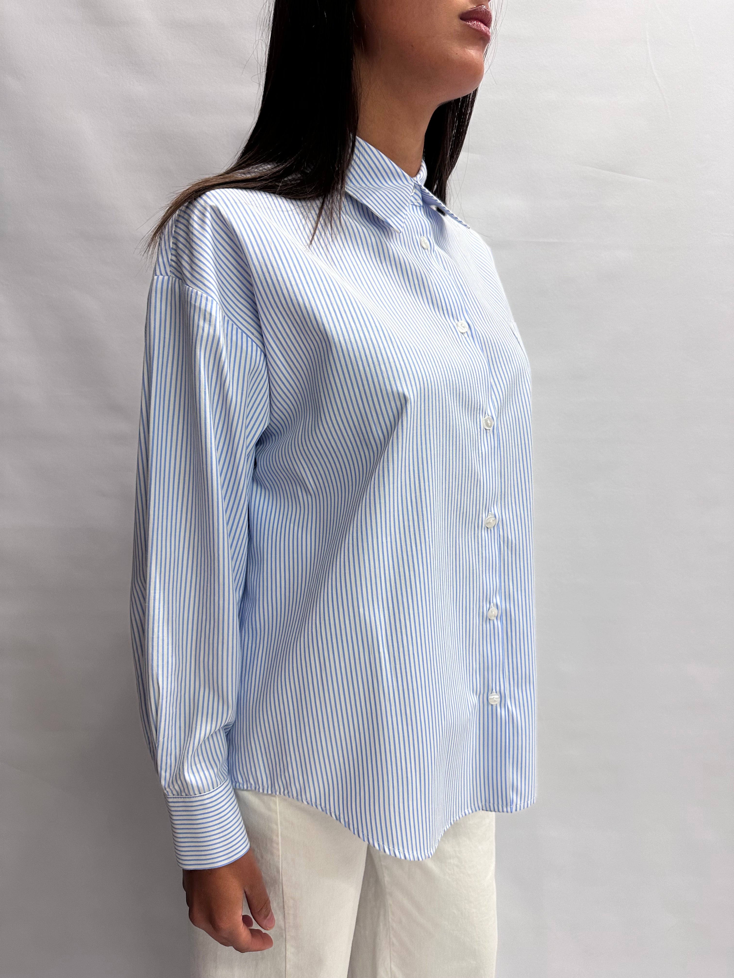 Camicia TENSIONE IN con trama a righe, leggermente asimmetrica, morbida con tasca decorativa - Cod: 26C3732