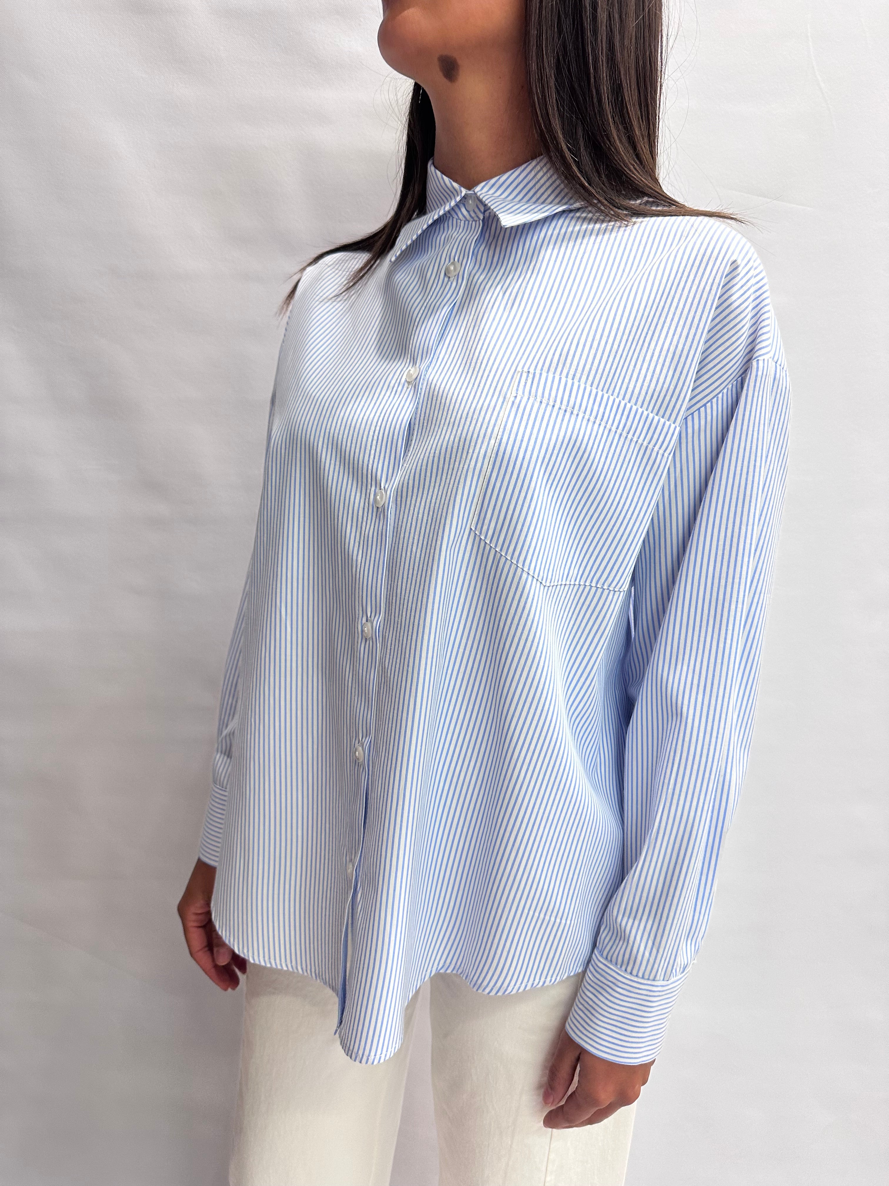 Camicia TENSIONE IN con trama a righe, leggermente asimmetrica, morbida con tasca decorativa - Cod: 26C3732