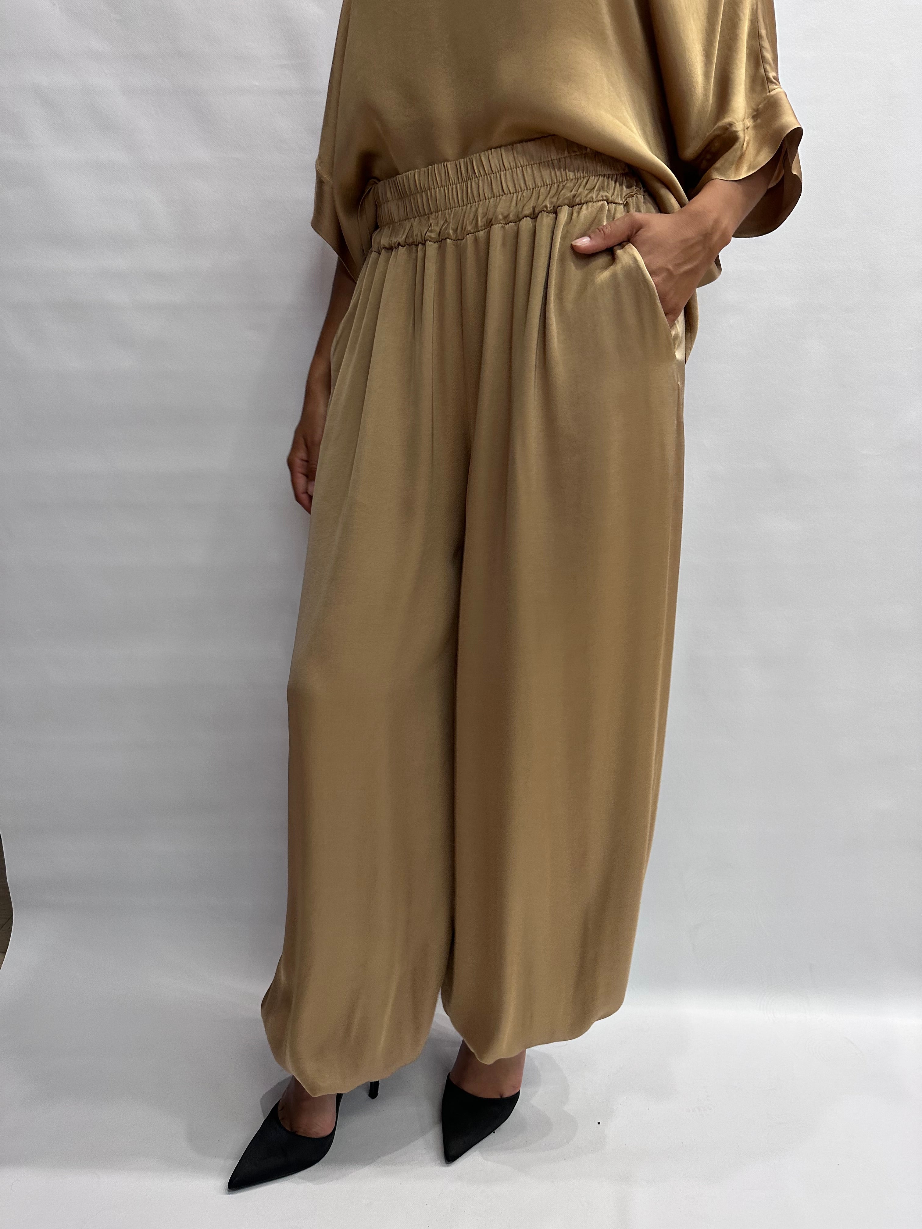 Pantalone TENSIONE IN modello "Aladino" disponibile anche con 3 pezzi sopra in coordinato, COD: G431P22R