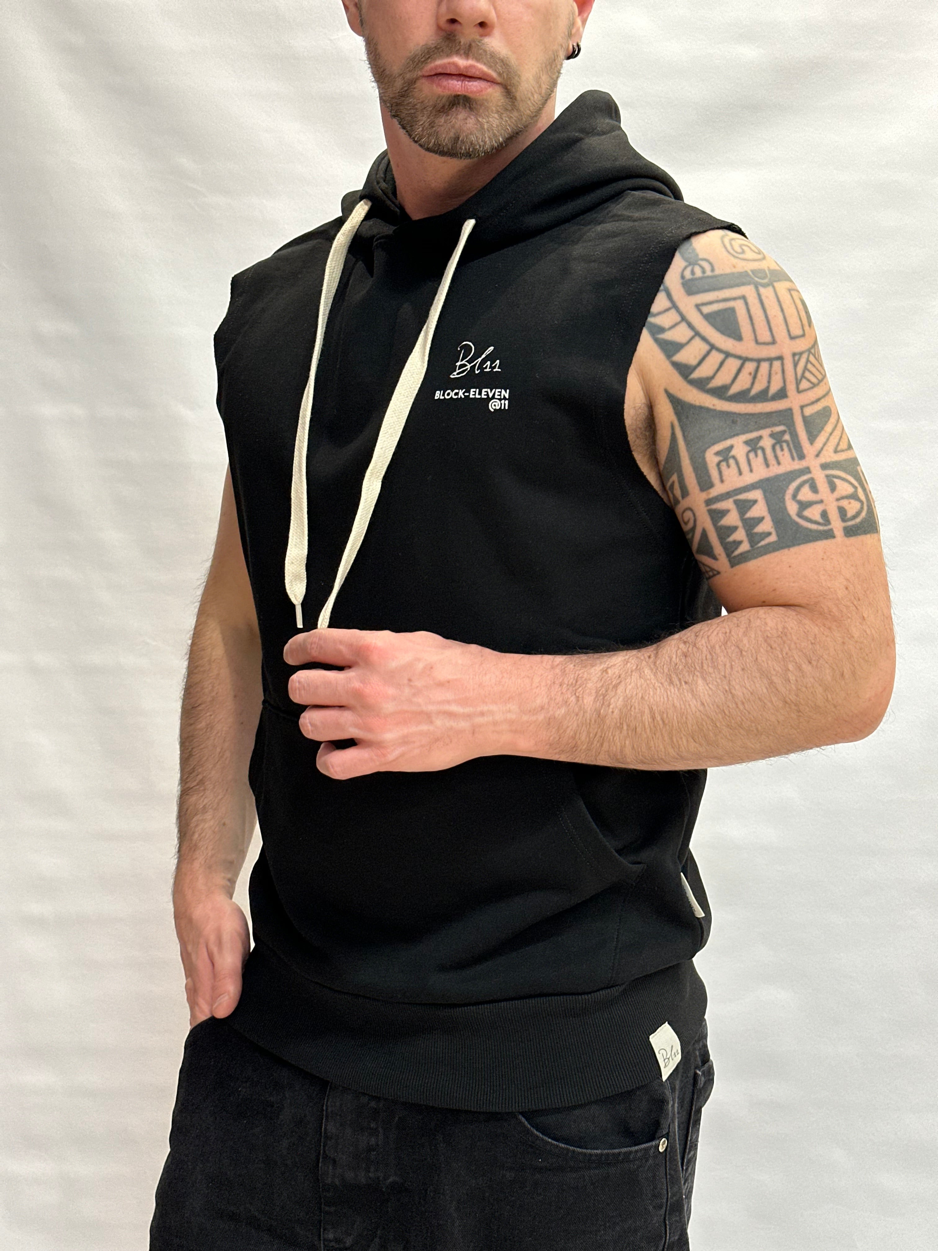 Smanicato in felpa BL11 con cappuccio, interno garzato, logo sul petto - COD: 27BL060001