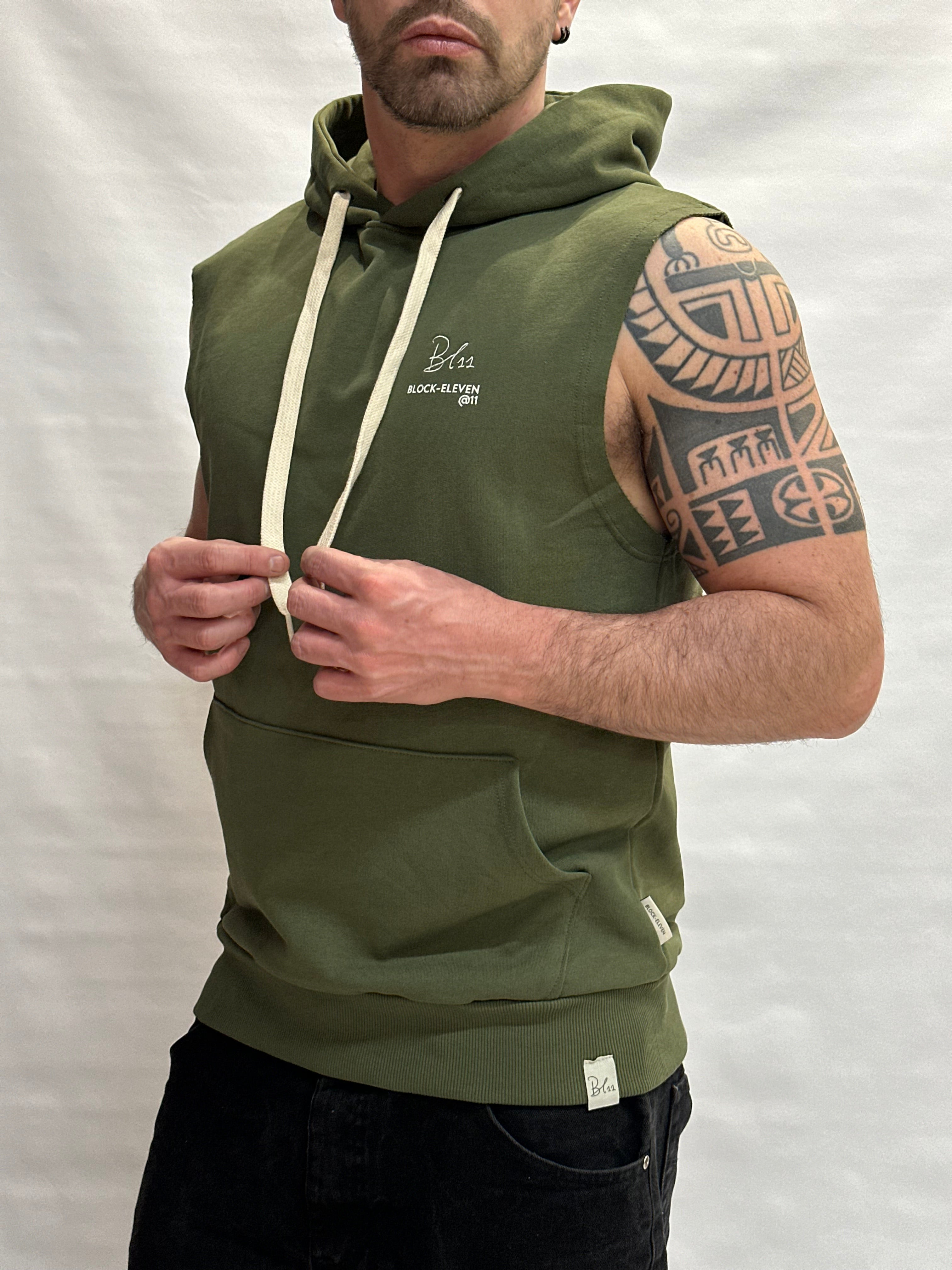 Smanicato in felpa BL11 con cappuccio, interno garzato, logo sul petto - COD: 27BL060239