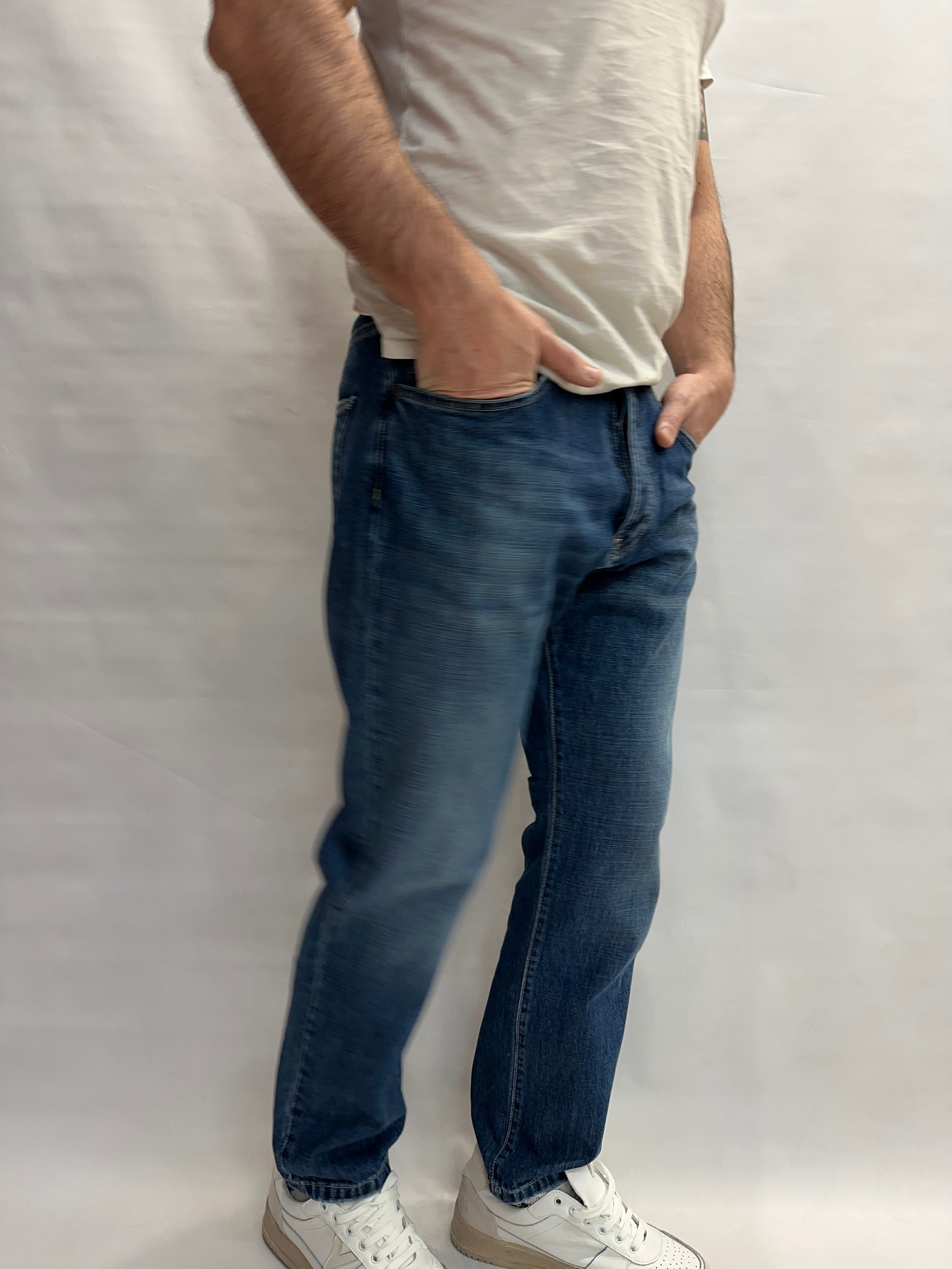 Jeans XAGON MAN modello straight (ossia gamba dritta e morbida) color Blu Denim  - COD: FXAG015