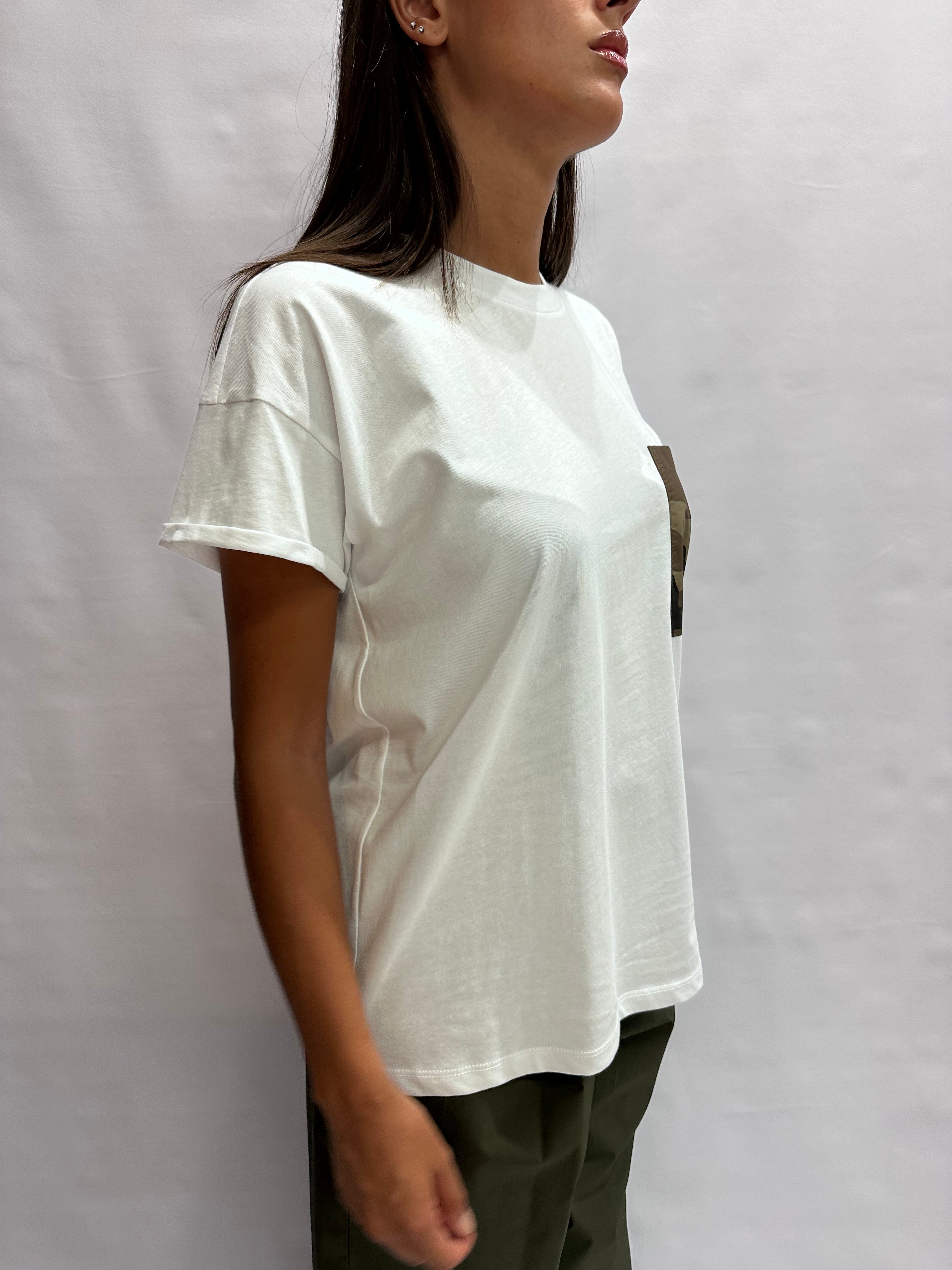 T Shirt TENSIONE IN con taschino mimetico su fondo Bianco - Cod: 26M5228