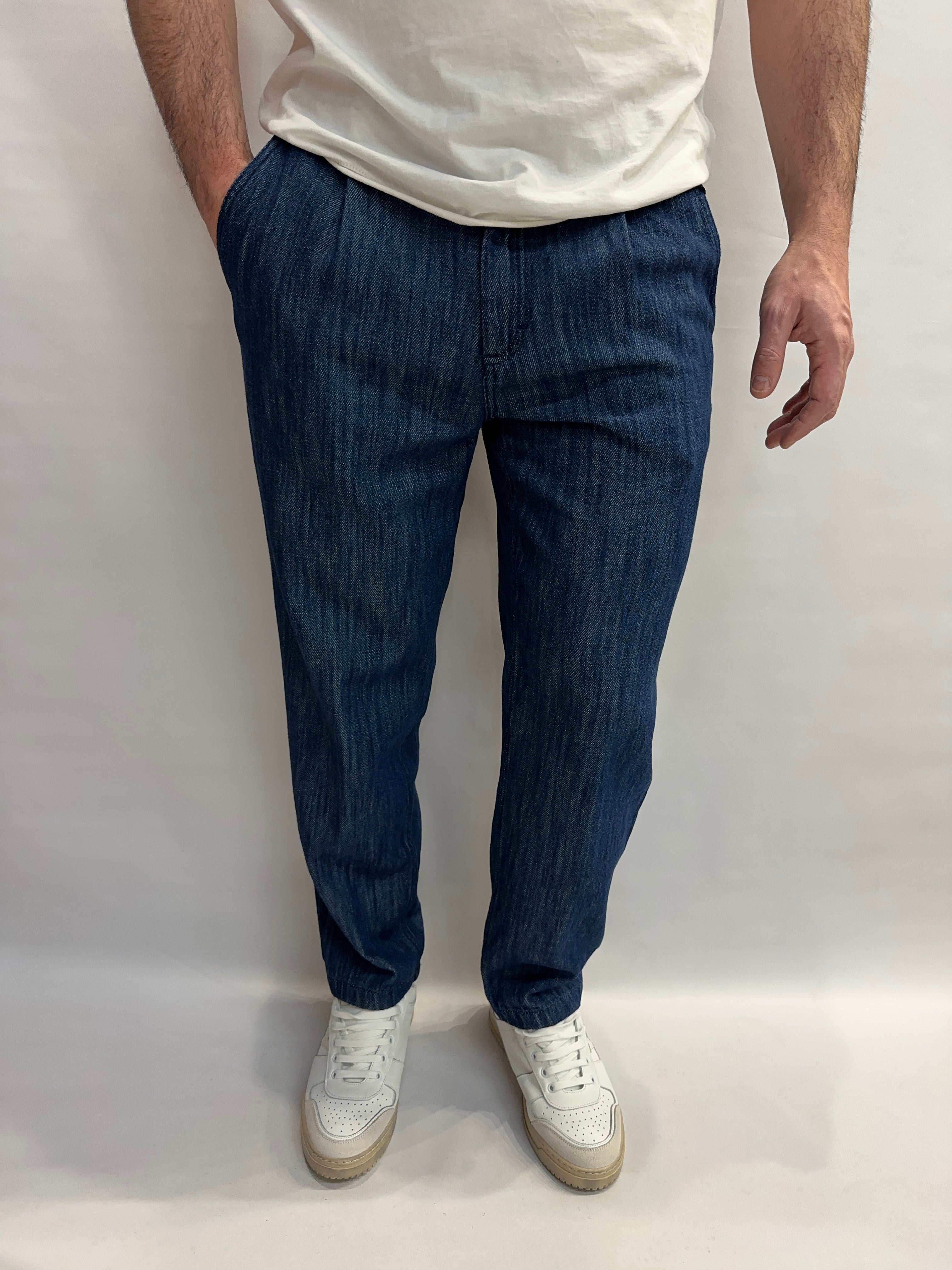 Jeans BERNA modello baggy (molto morbido di gamba) con tela super leggera, con pences  - COD: 26137530