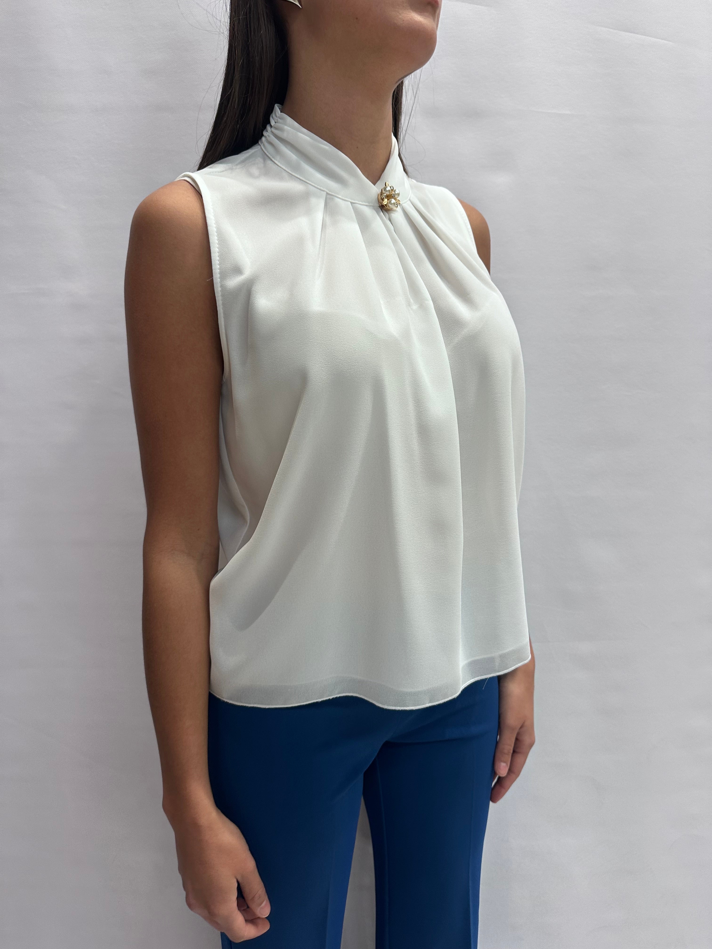 Camicetta RINASCIMENTO smanicata con chiusura a bottone gioiello - Cod: CFC0127646003