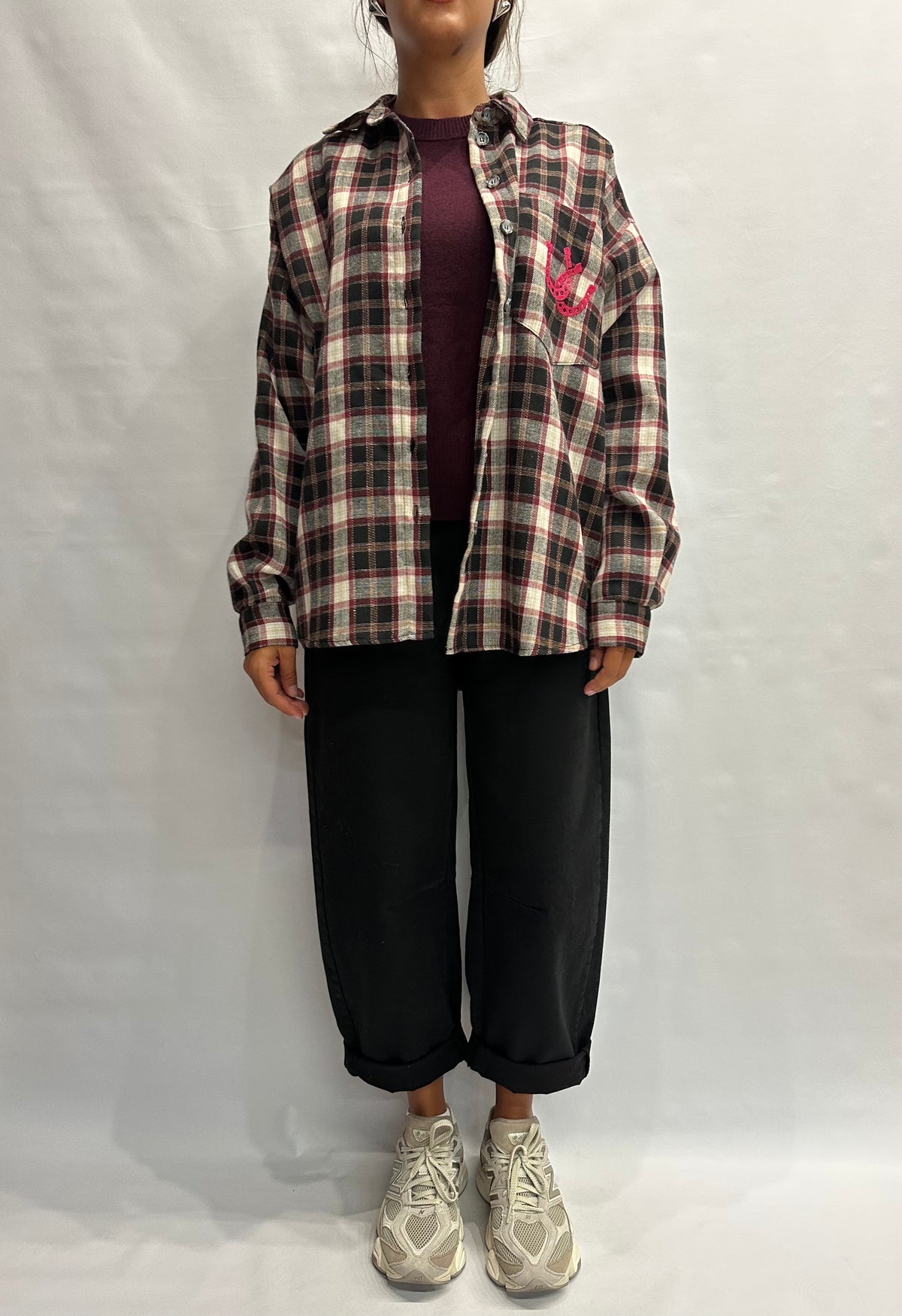 Camicia TENSIONE IN morbida con trama scozzese, taschino frontale ricamato e scritta sul retro - Cod: W26C500