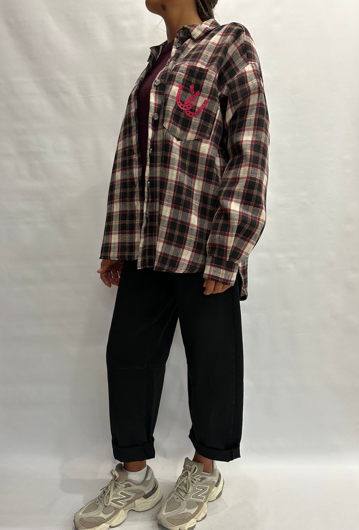 Camicia TENSIONE IN morbida con trama scozzese, taschino frontale ricamato e scritta sul retro - Cod: W26C500