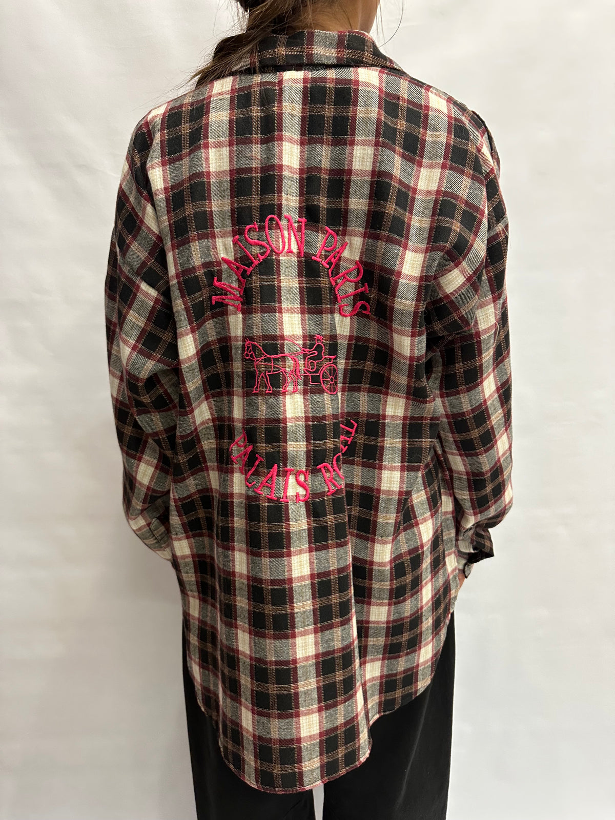 Camicia TENSIONE IN morbida con trama scozzese, taschino frontale ricamato e scritta sul retro - Cod: W26C500