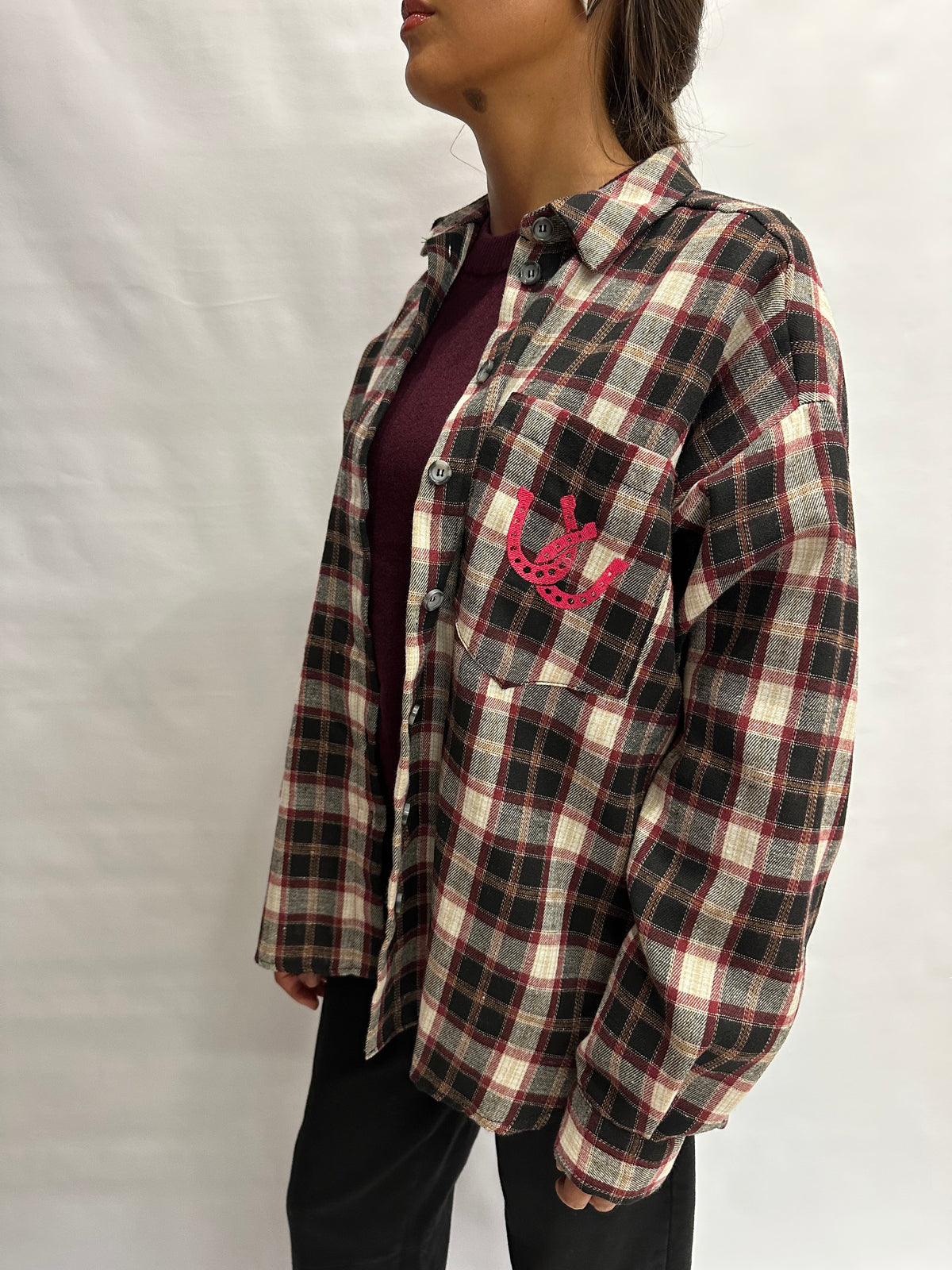 Camicia TENSIONE IN morbida con trama scozzese, taschino frontale ricamato e scritta sul retro - Cod: W26C500