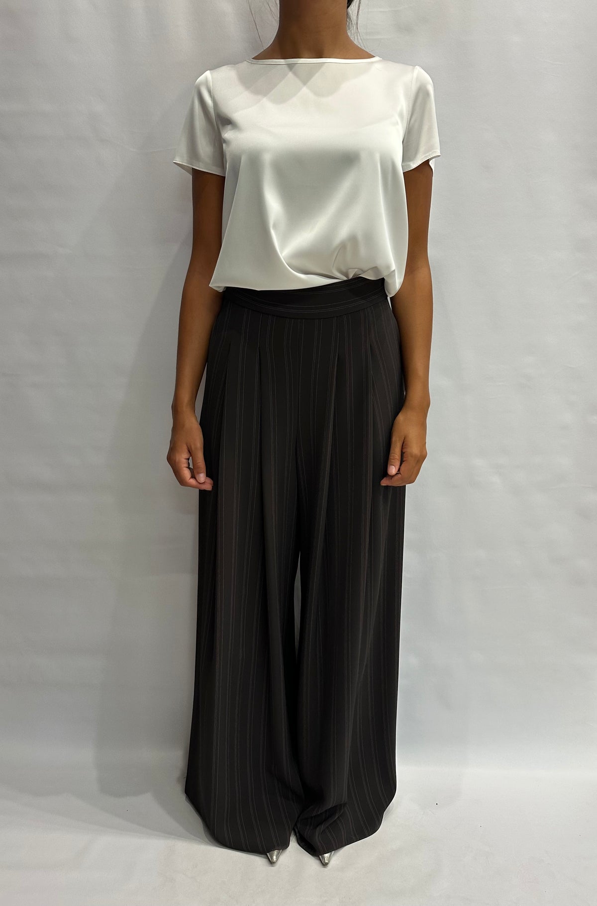 Pantalone RINASCIMENTO gessato in tessuto fluido a palazzo, con pences, disponibile con giacca e in coordinato - COD: CFC0130476003