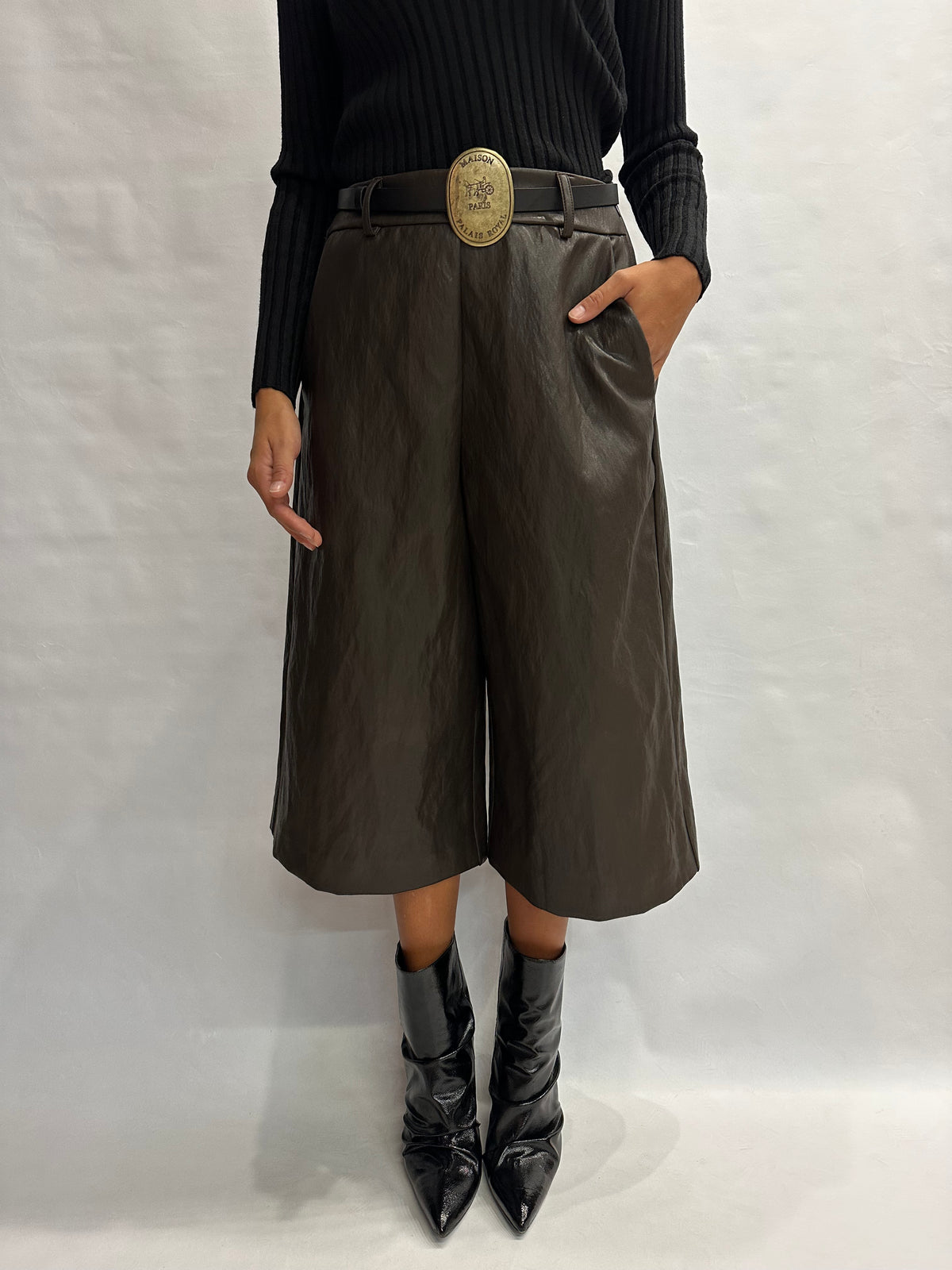 Pantalone TENSIONE IN modello pinocchietto in similpelle disponibile anche con giacca in coordinato - COD: W26P662