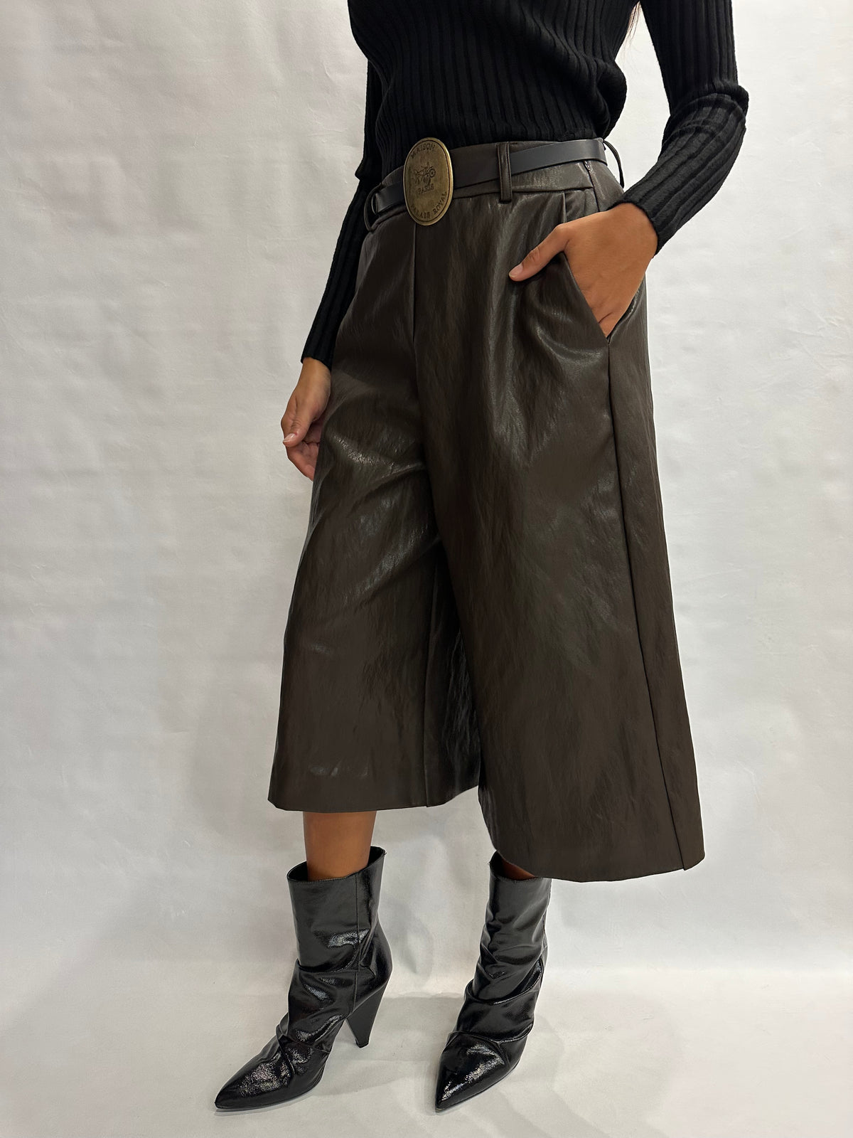 Pantalone TENSIONE IN modello pinocchietto in similpelle disponibile anche con giacca in coordinato - COD: W26P662