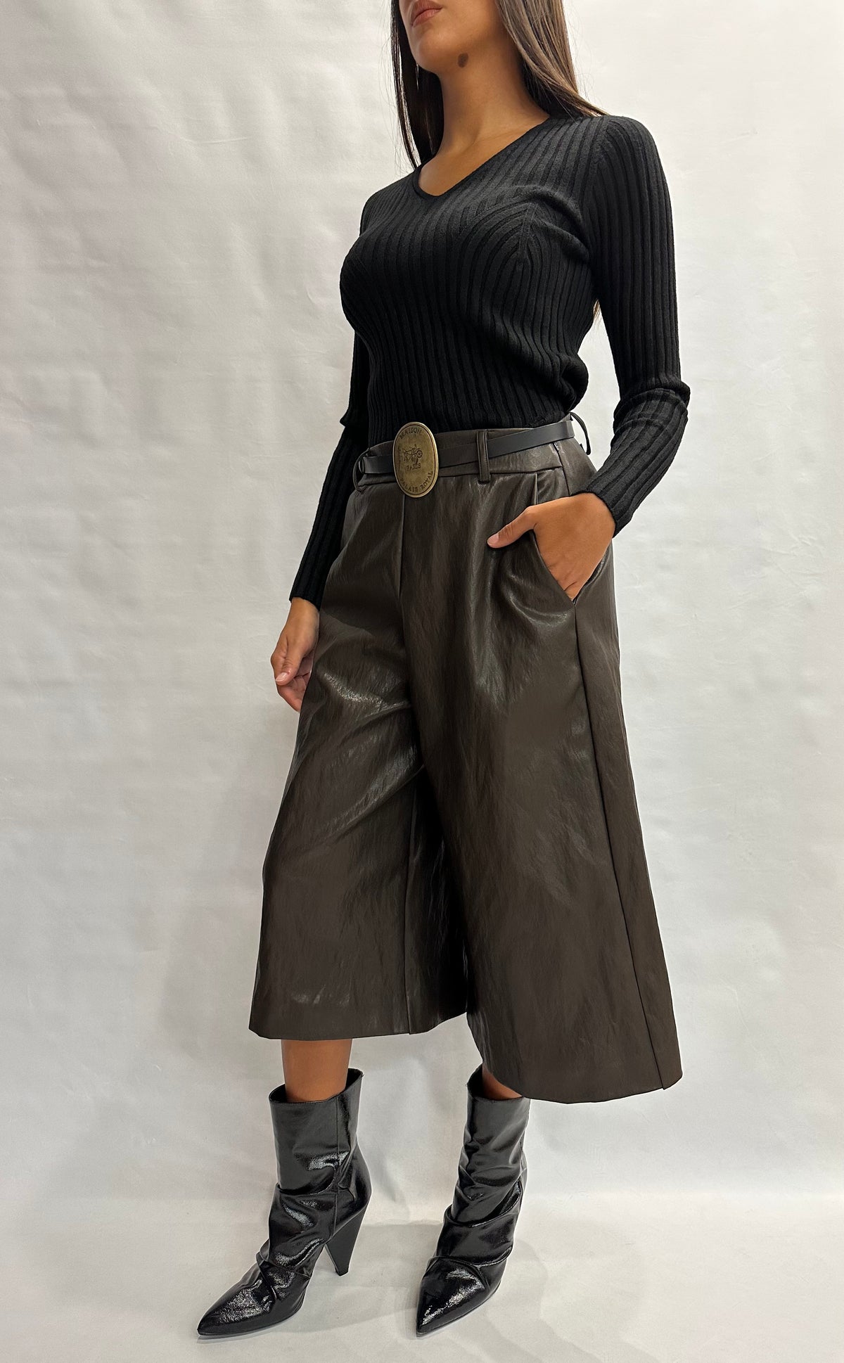 Pantalone TENSIONE IN modello pinocchietto in similpelle disponibile anche con giacca in coordinato - COD: W26P662