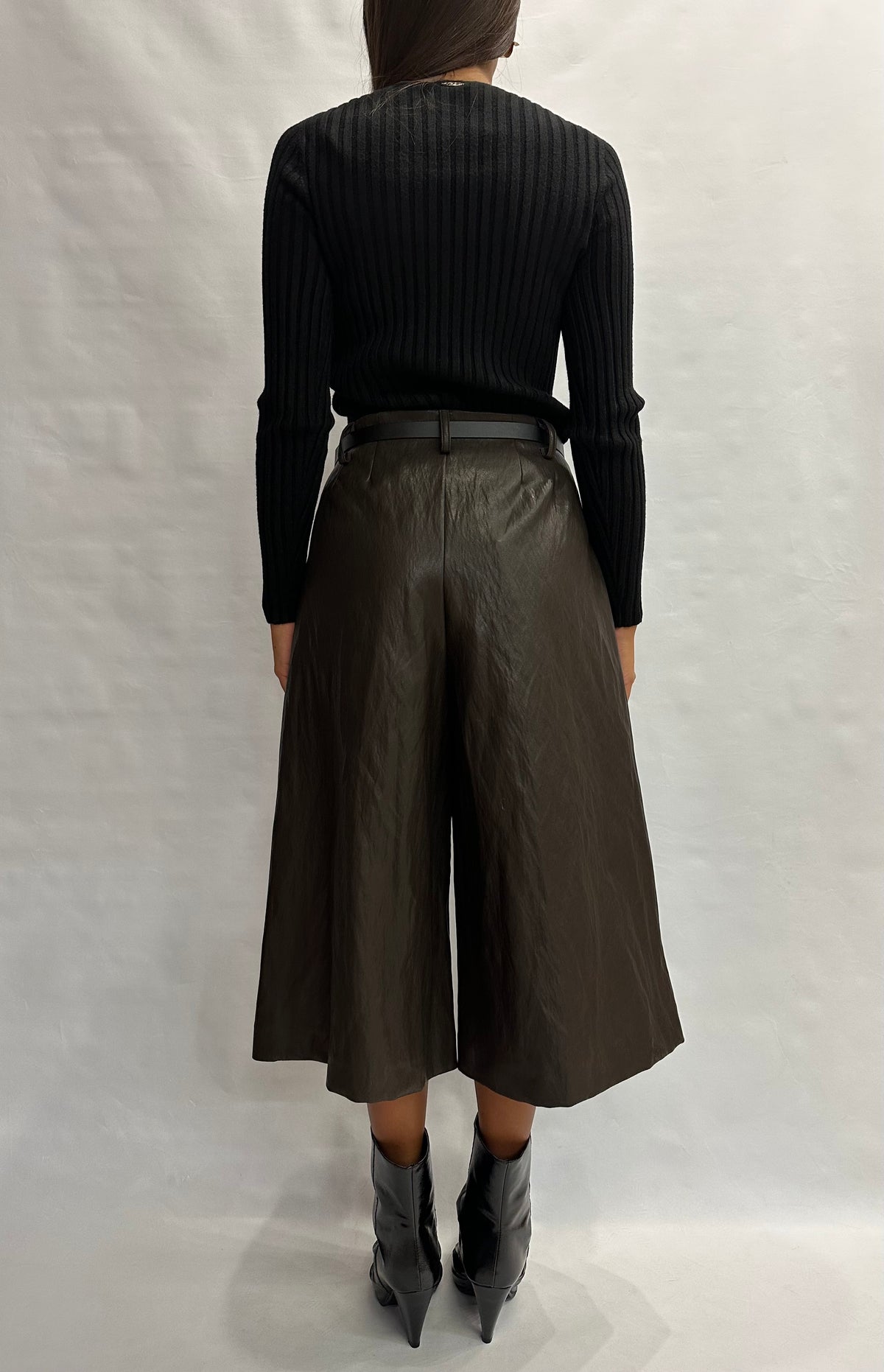 Pantalone TENSIONE IN modello pinocchietto in similpelle disponibile anche con giacca in coordinato - COD: W26P662