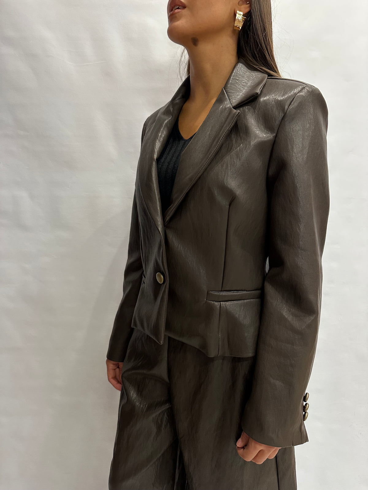 Giacca TENSIONE IN in similpelle disponibile con due pantaloni coordinato - COD: W26J658